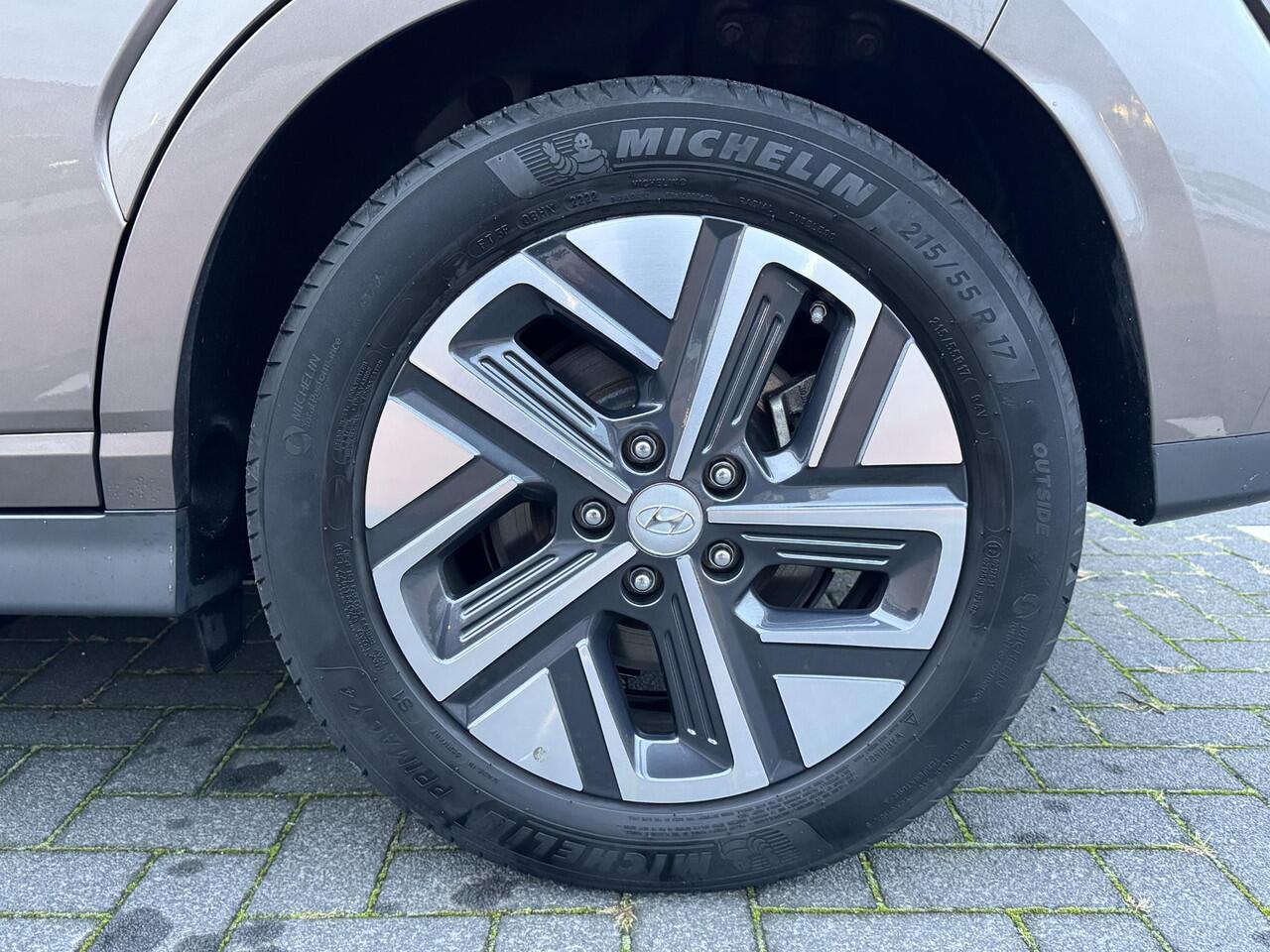 Hyundai Kona EV Fashion 64 kWh | 3-Fase OBC lader | Adaptieve cruisecontrol | Grootscherm Navigatie | Achteruitrijcamera | Apple Carplay & Android Auto | Head-up display |