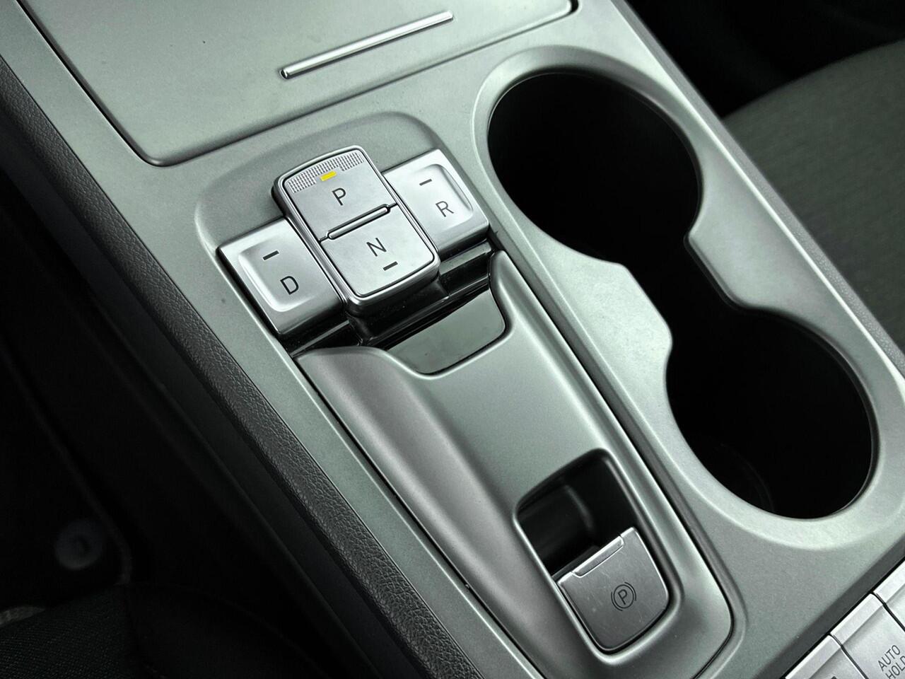 Hyundai Kona EV Fashion 64 kWh | Parkeersensoren voor en achter | Navigatie en Apple Carplay/Andoid Auto | Soh 97,5% |