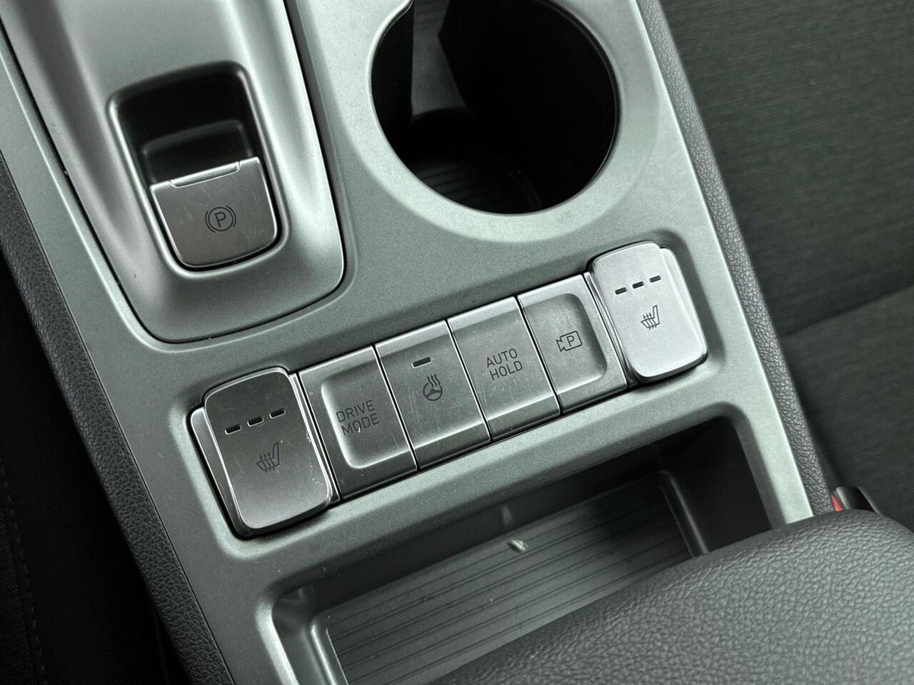 Hyundai Kona EV Fashion 64 kWh | Parkeersensoren voor en achter | Navigatie en Apple Carplay/Andoid Auto | Soh 97,5% |