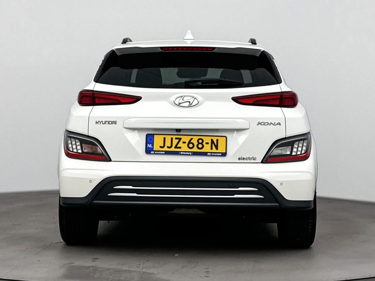 Hyundai Kona EV Fashion 64 kWh | Parkeersensoren voor en achter | Navigatie en Apple Carplay/Andoid Auto | Soh 97,5% |