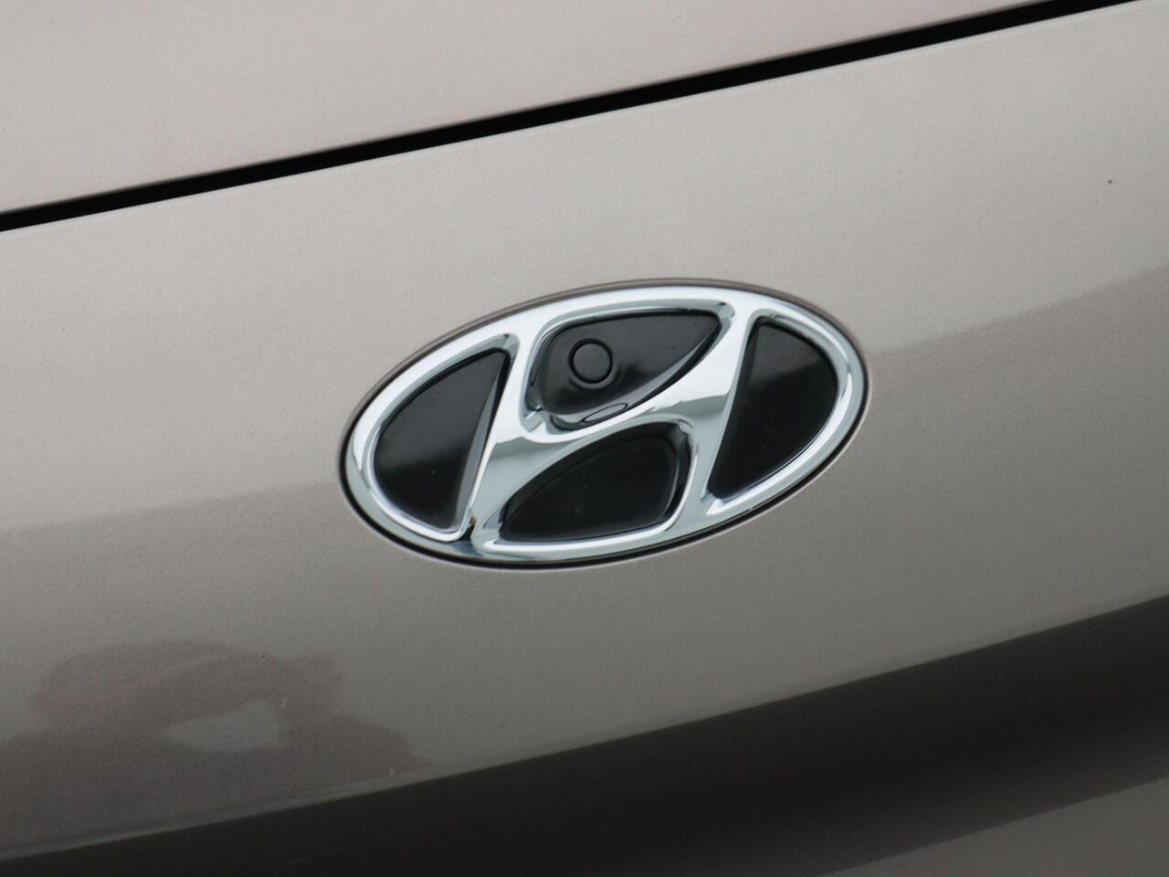 Hyundai Kona EV Fashion 64 kWh 204 Pk | Trekhaak | LED | Head-up | Carplay | Adaptive Cruise | Climate Control | Navigatiesysteem | Camera | 17 Inch