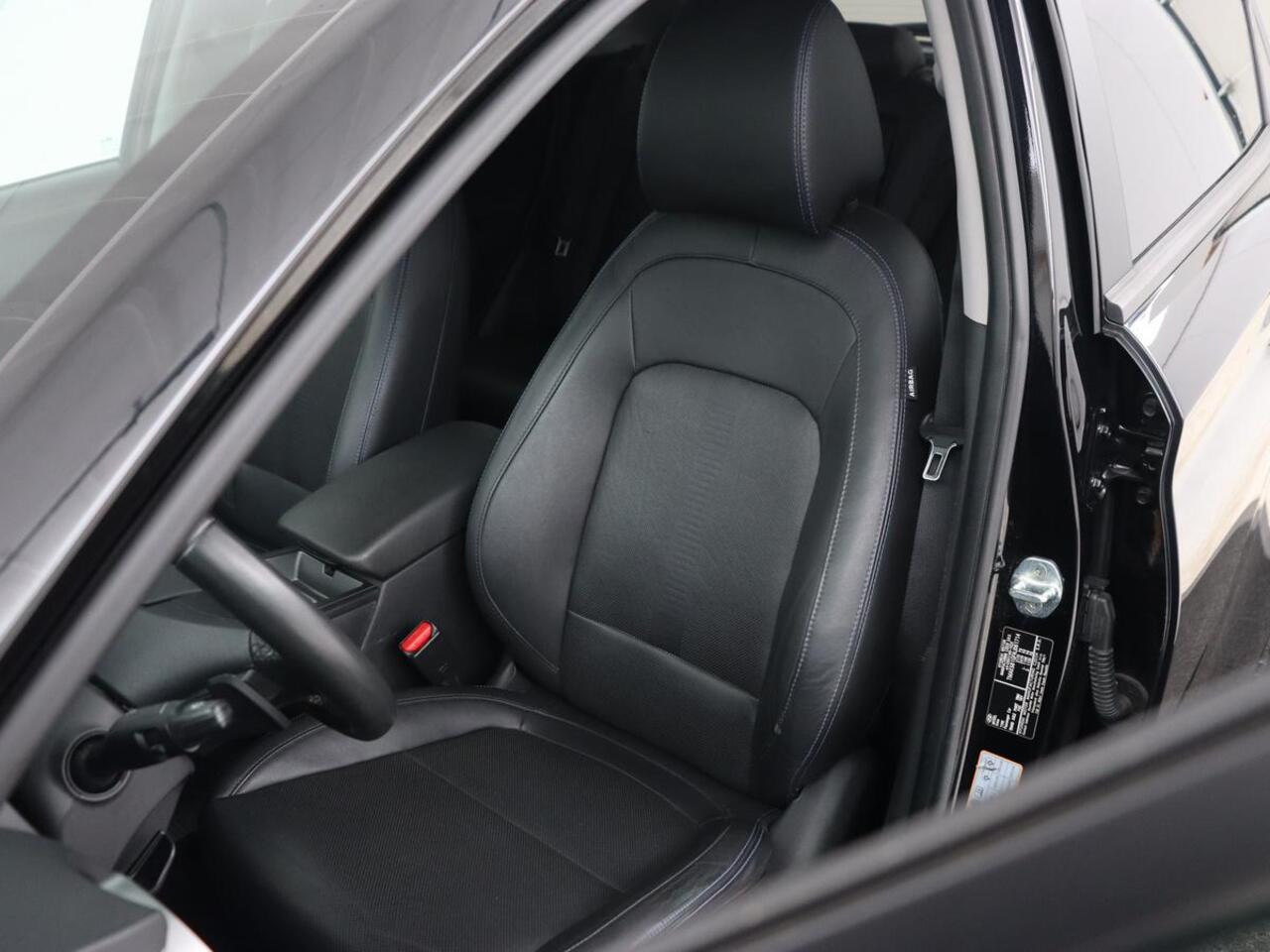 Hyundai Kona EV Business 64 kWh | 3-Fase | Stoelverwarming | Climate control | Adaptive cruise control | Camera | HUD