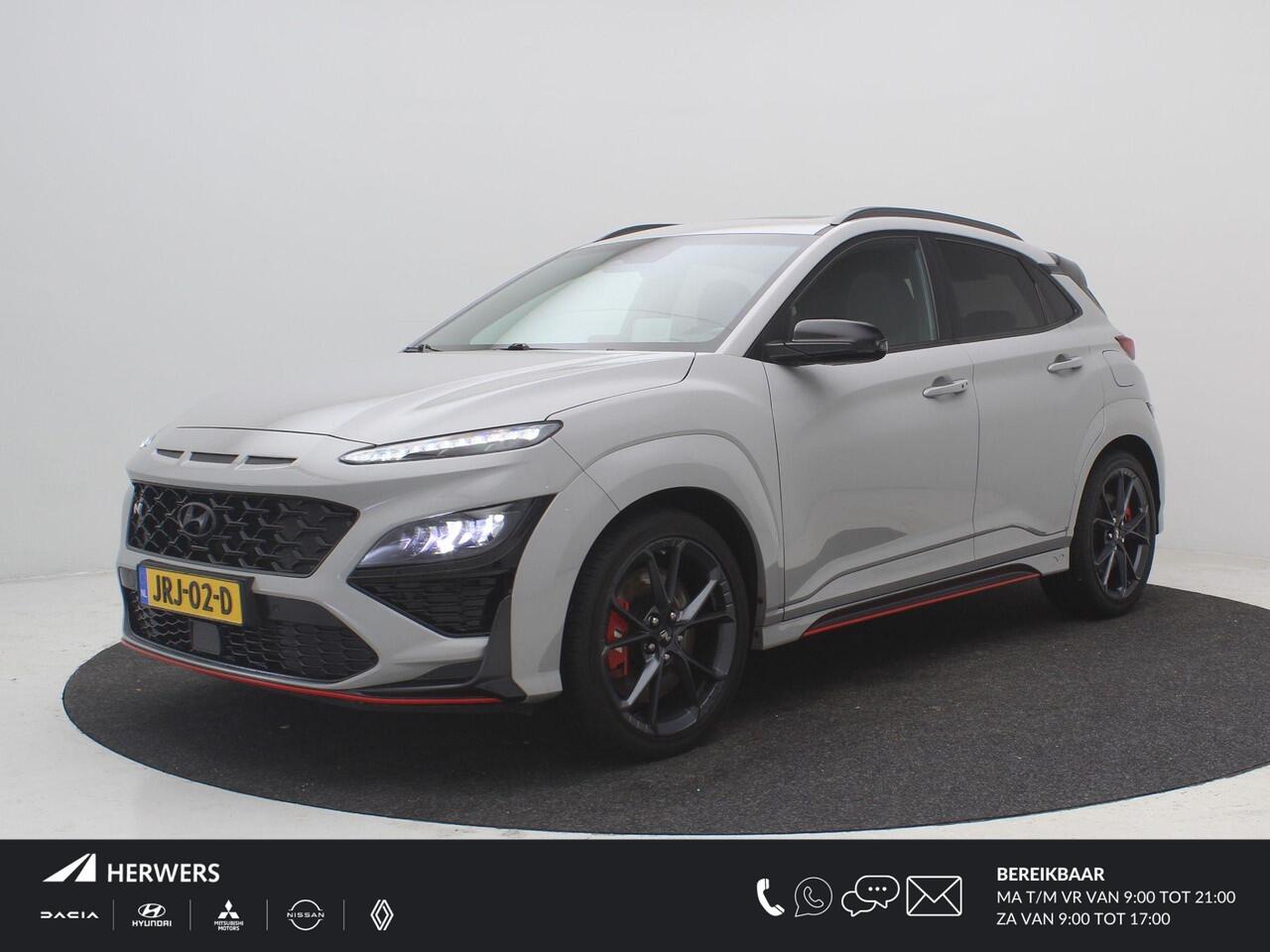 Hyundai Kona 2.0 T-GDI N Performance 280pk DCT8 / Cyber Grey / Fabrieksgarantie tot 04/2027 / Trekhaak / Schuifdak / Dealer Onderhouden / Limited Slip Diff / Adaptieve Cruise / Adaptieve Onderstel / Stoel & Stuurwielverwarming / Elektr. Stoelen / Stoelventilatie / Nav