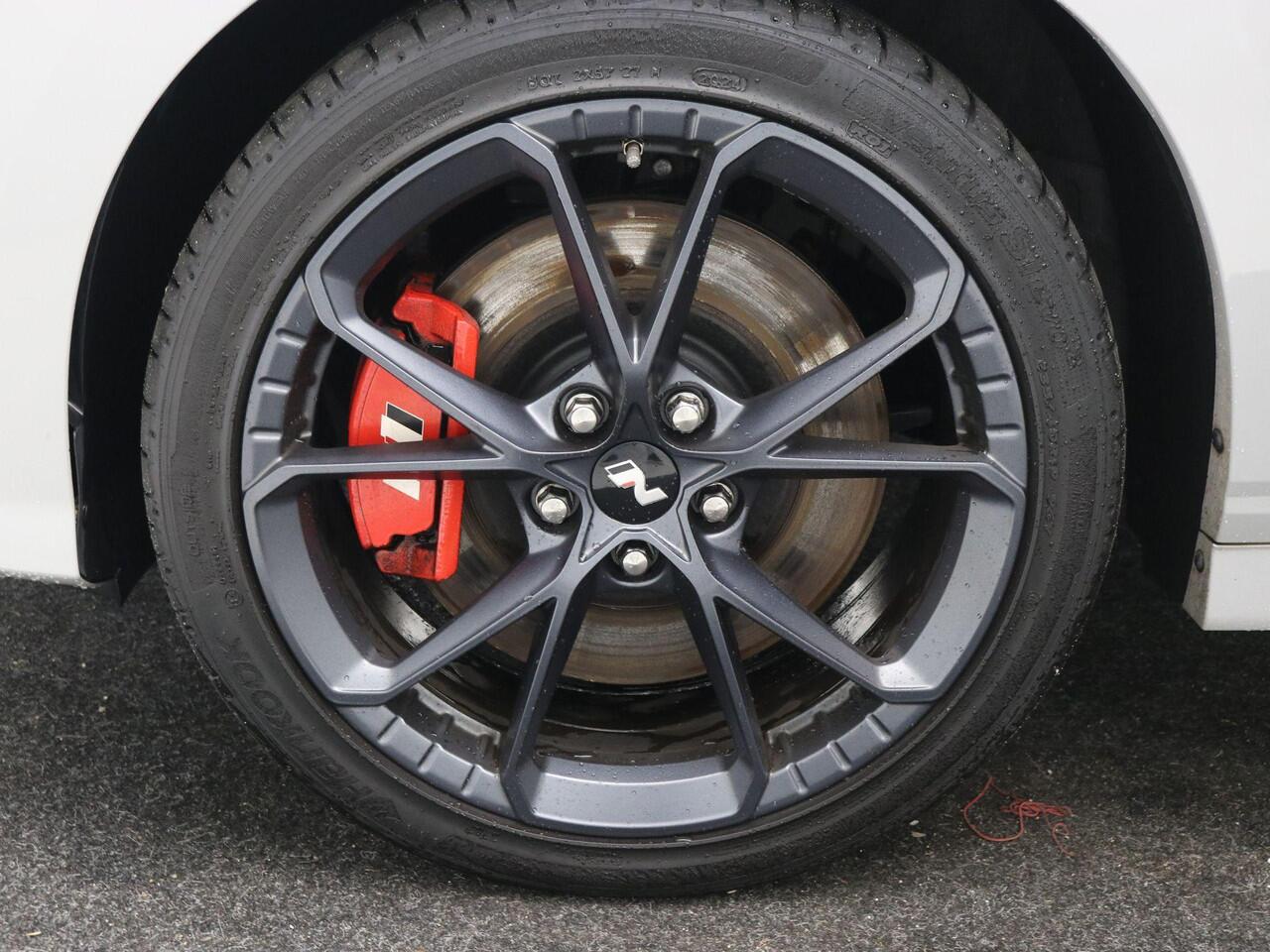 Hyundai Kona 2.0 T-GDI N Performance 280pk DCT8 / Cyber Grey / Fabrieksgarantie tot 04/2027 / Trekhaak / Schuifdak / Dealer Onderhouden / Limited Slip Diff / Adaptieve Cruise / Adaptieve Onderstel / Stoel & Stuurwielverwarming / Elektr. Stoelen / Stoelventilatie / Nav