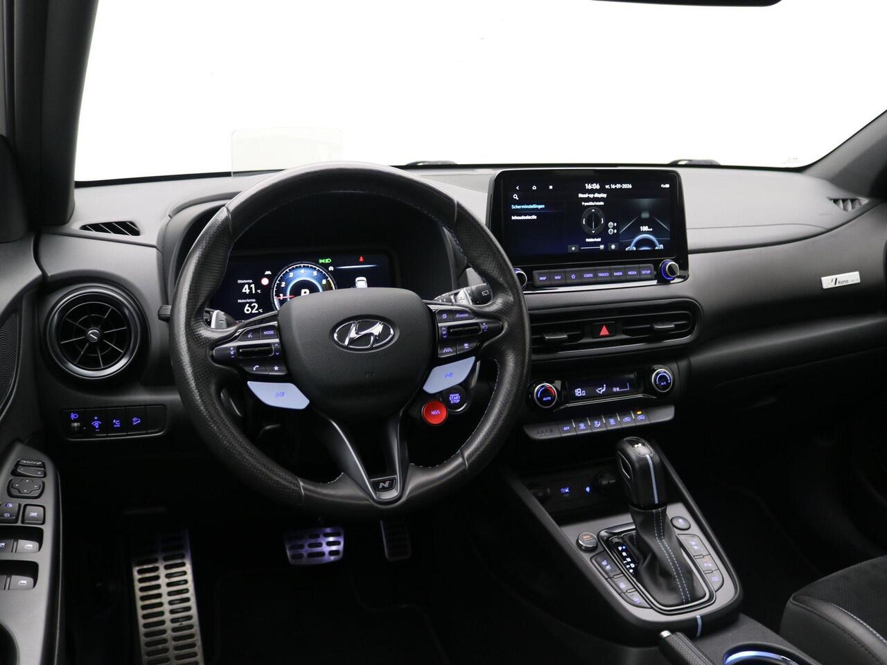 Hyundai Kona 2.0 T-GDI N Performance 280pk DCT8 / Cyber Grey / Fabrieksgarantie tot 04/2027 / Trekhaak / Schuifdak / Dealer Onderhouden / Limited Slip Diff / Adaptieve Cruise / Adaptieve Onderstel / Stoel & Stuurwielverwarming / Elektr. Stoelen / Stoelventilatie / Nav