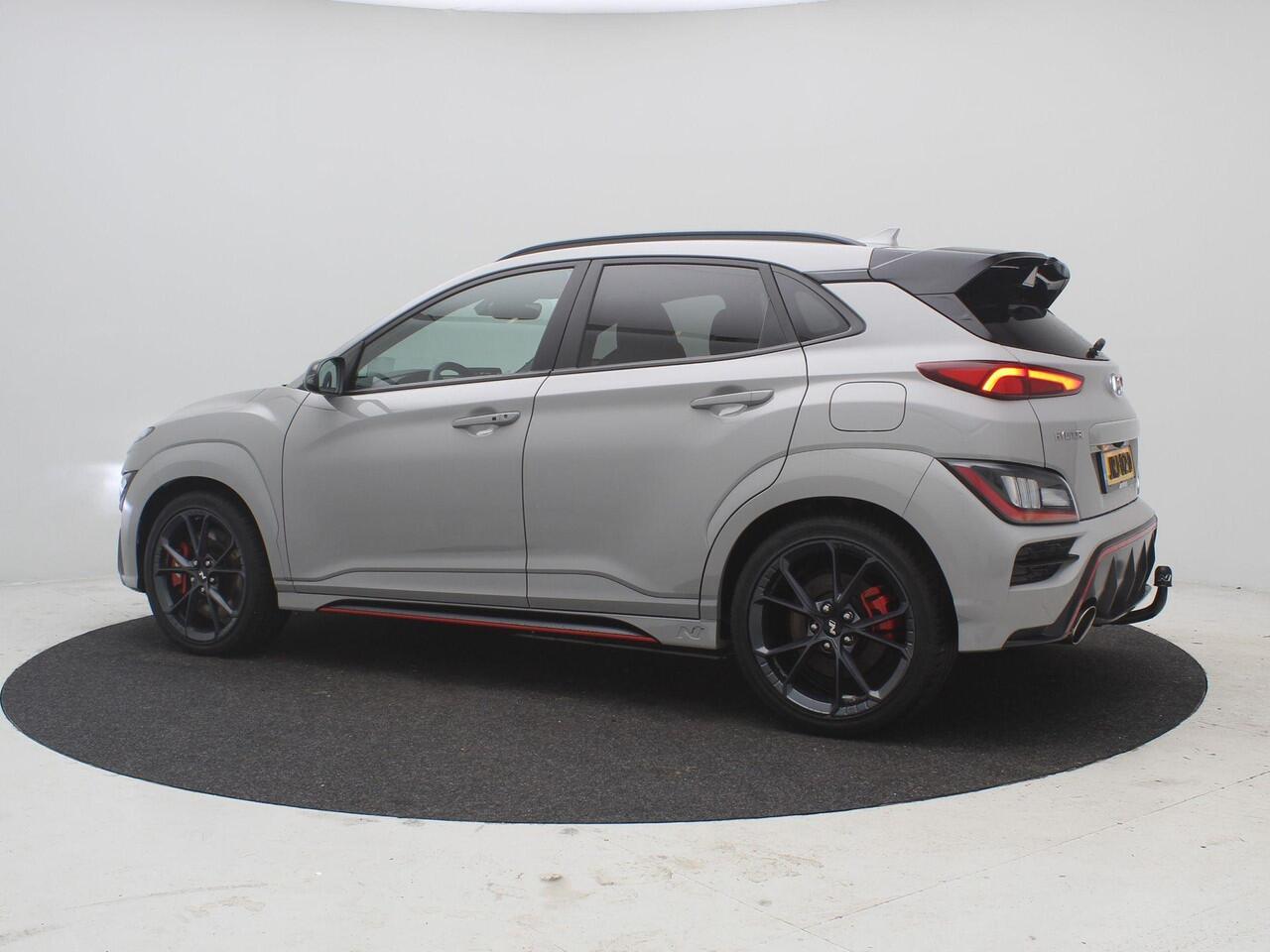 Hyundai Kona 2.0 T-GDI N Performance 280pk DCT8 / Cyber Grey / Fabrieksgarantie tot 04/2027 / Trekhaak / Schuifdak / Dealer Onderhouden / Limited Slip Diff / Adaptieve Cruise / Adaptieve Onderstel / Stoel & Stuurwielverwarming / Elektr. Stoelen / Stoelventilatie / Nav