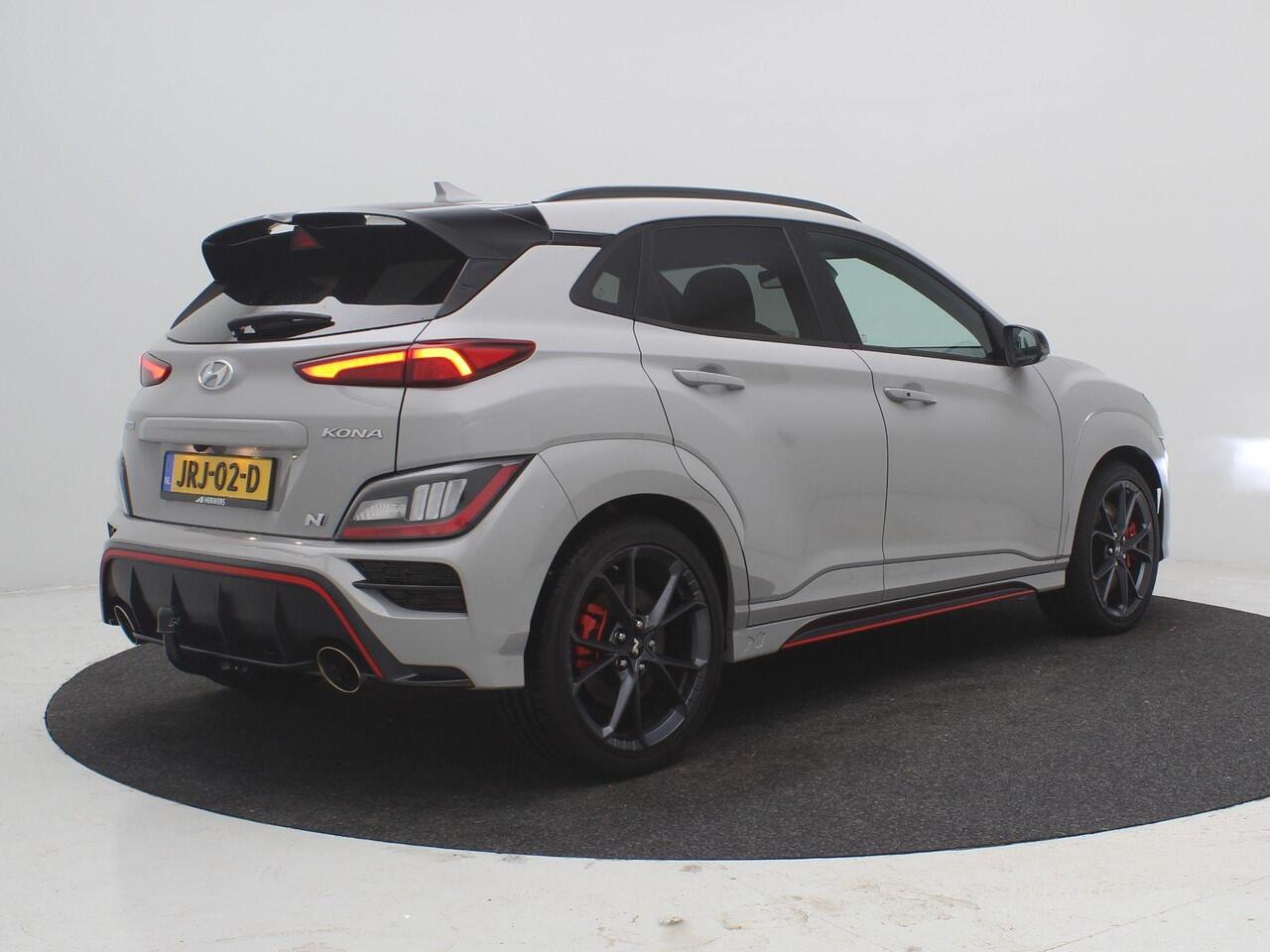 Hyundai Kona 2.0 T-GDI N Performance 280pk DCT8 / Cyber Grey / Fabrieksgarantie tot 04/2027 / Trekhaak / Schuifdak / Dealer Onderhouden / Limited Slip Diff / Adaptieve Cruise / Adaptieve Onderstel / Stoel & Stuurwielverwarming / Elektr. Stoelen / Stoelventilatie / Nav