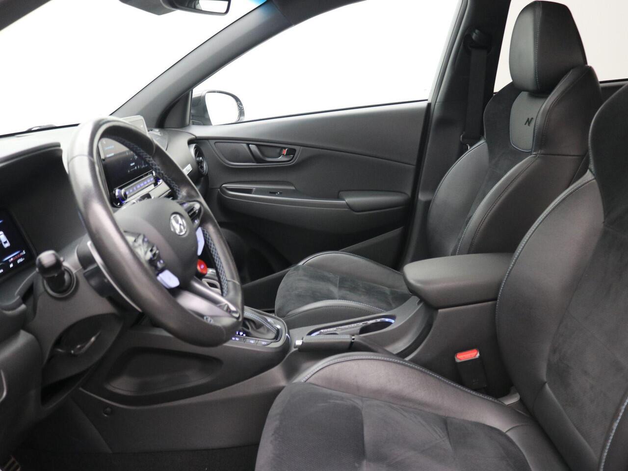 Hyundai Kona 2.0 T-GDI N Performance 280pk DCT8 / Cyber Grey / Fabrieksgarantie tot 04/2027 / Trekhaak / Schuifdak / Dealer Onderhouden / Limited Slip Diff / Adaptieve Cruise / Adaptieve Onderstel / Stoel & Stuurwielverwarming / Elektr. Stoelen / Stoelventilatie / Nav