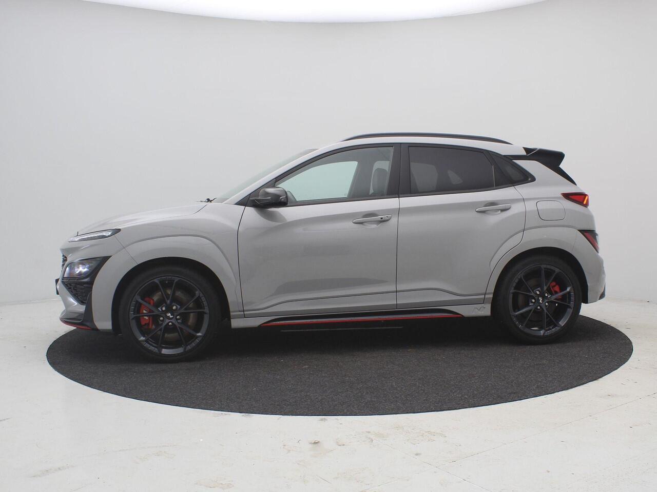 Hyundai Kona 2.0 T-GDI N Performance 280pk DCT8 / Cyber Grey / Fabrieksgarantie tot 04/2027 / Trekhaak / Schuifdak / Dealer Onderhouden / Limited Slip Diff / Adaptieve Cruise / Adaptieve Onderstel / Stoel & Stuurwielverwarming / Elektr. Stoelen / Stoelventilatie / Nav