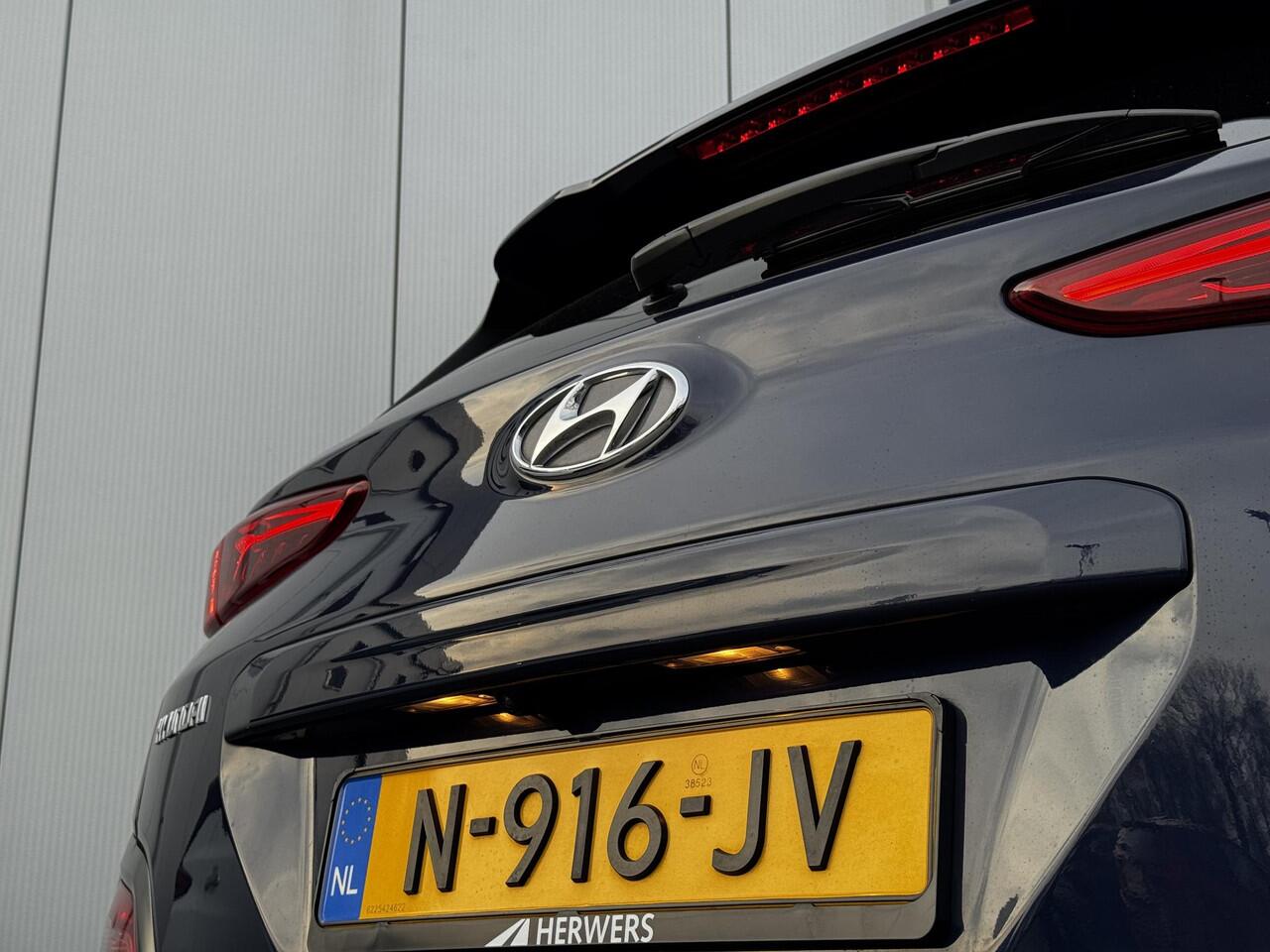 Hyundai Kona EV Fashion 64 kWh / SOH 100% / NL Auto / Winter-Zomerset / Head up Display / Dodehoek detectie /