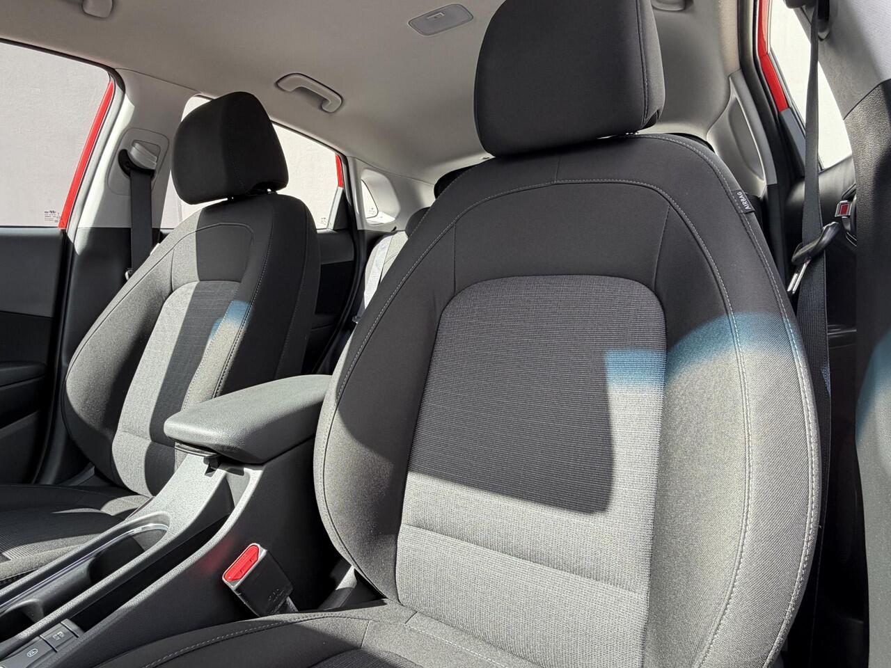 Hyundai Kona 1.6 GDI HEV Fashion Automaat / Fabrieksgarantie tot 10-2027 / Dealer Onderhouden / Adaptieve Cruise / Stuur & Stoelverwarming / Camera / Navigatie / Dodehoek Detectie / Apple Carplay & Android Auto / 18" LM wielen Premium / DAB /