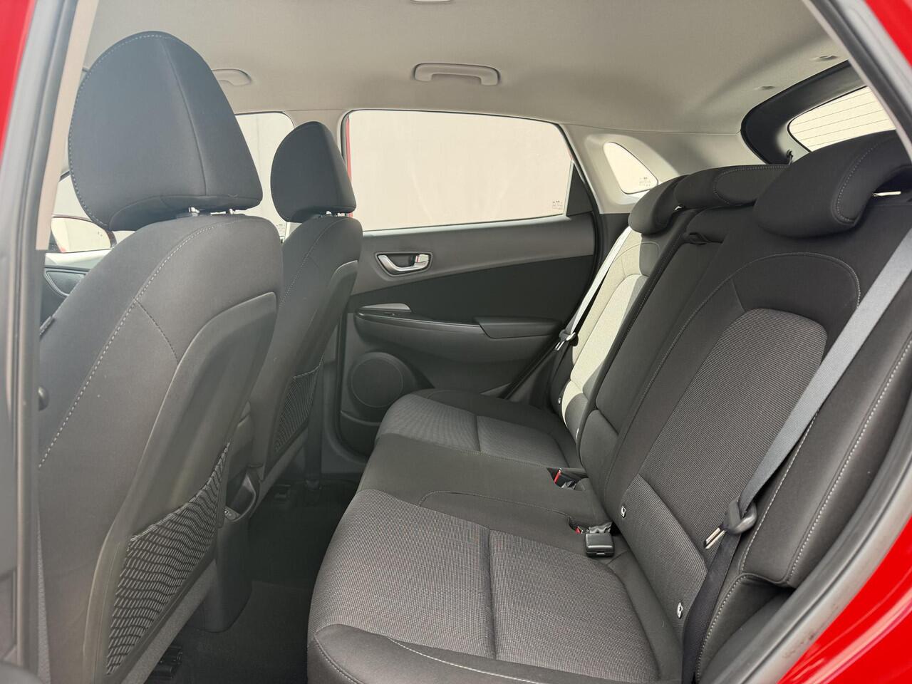 Hyundai Kona 1.6 GDI HEV Fashion Automaat / Fabrieksgarantie tot 10-2027 / Dealer Onderhouden / Adaptieve Cruise / Stuur & Stoelverwarming / Camera / Navigatie / Dodehoek Detectie / Apple Carplay & Android Auto / 18" LM wielen Premium / DAB /