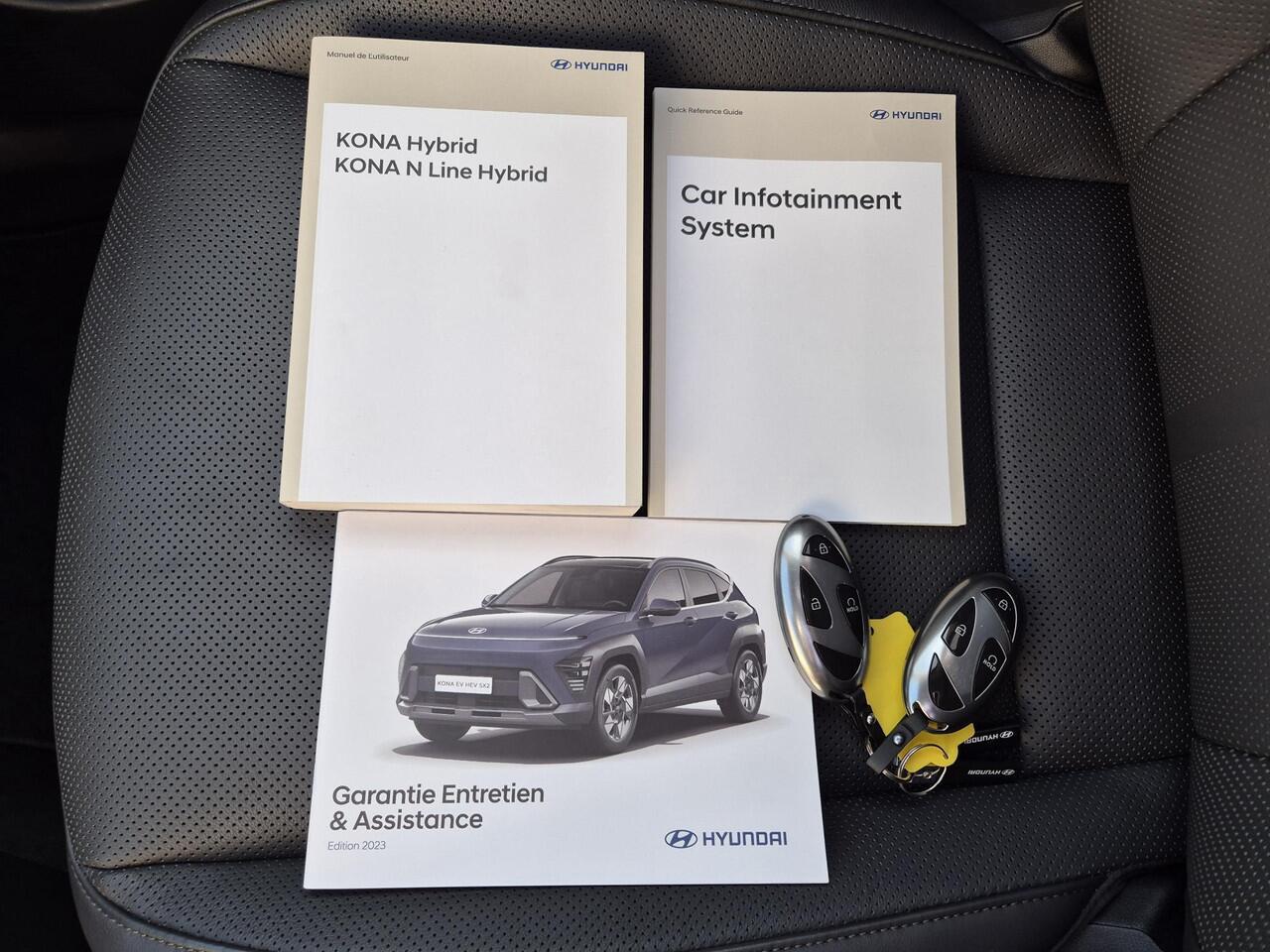 Hyundai Kona 1.6 GDI HEV Premium Sky Automaat / Glazen schuif- en kanteldak / Trekgewicht 1300 kg / Achterbank verwarming / Adaptief cruise control / Elektrische achterklep / Apple Carplay Android Auto /