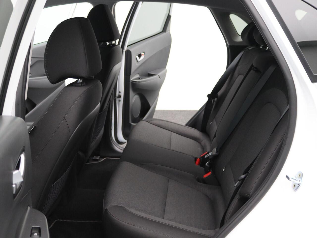 Hyundai Kona EV Fashion 39 kWh 136PK | Apple Carplay & Android-auto | Keyless | Achteruitrijcamera + Parkeersensoren | Climate Control | Licht,- regensensor