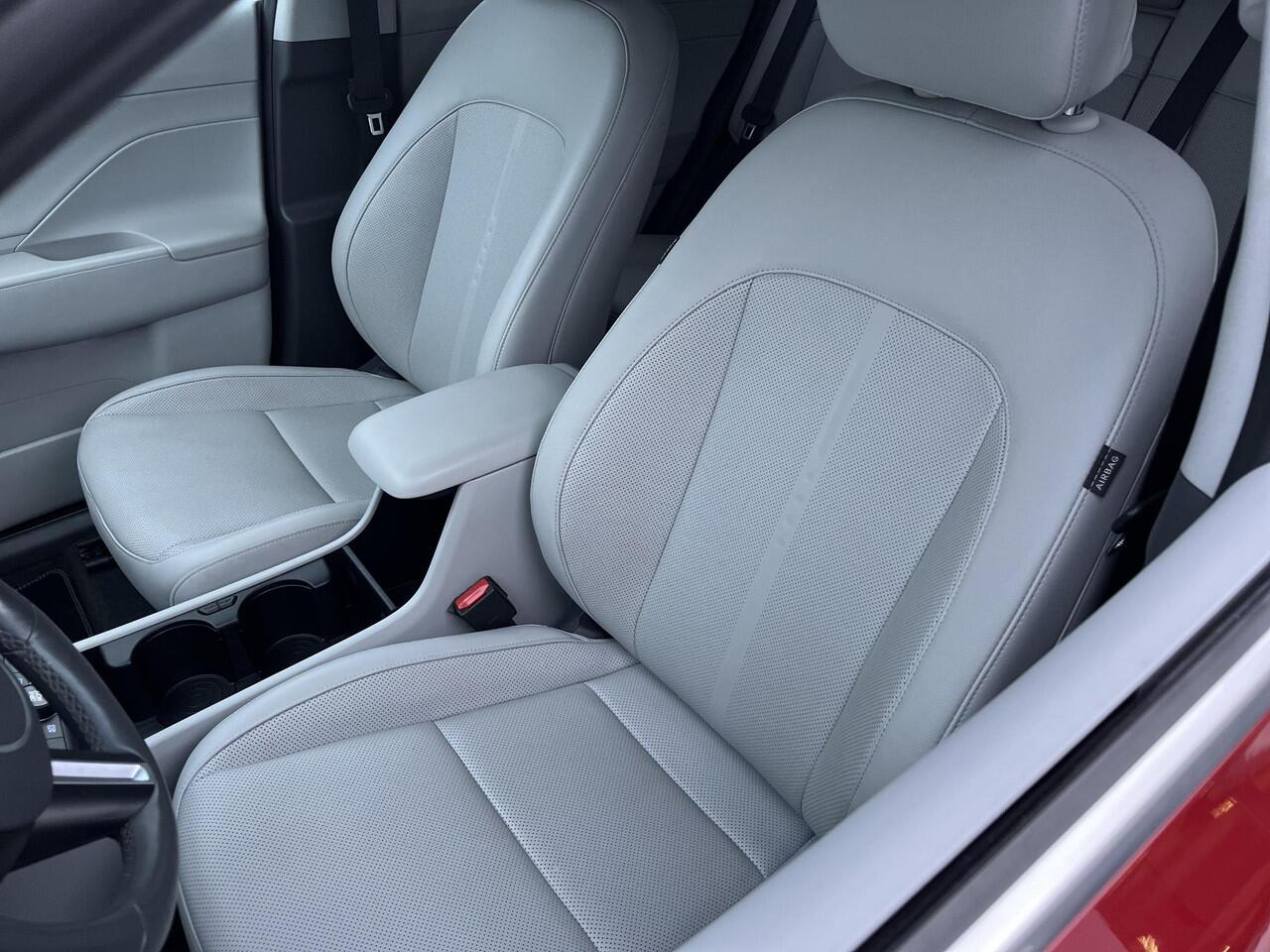 Hyundai Kona 1.6 GDI HEV Premium | 3 jaar garantie | Rijklaarprijs dus geen extra afleverkosten! | Automaat | Leder bekleding |