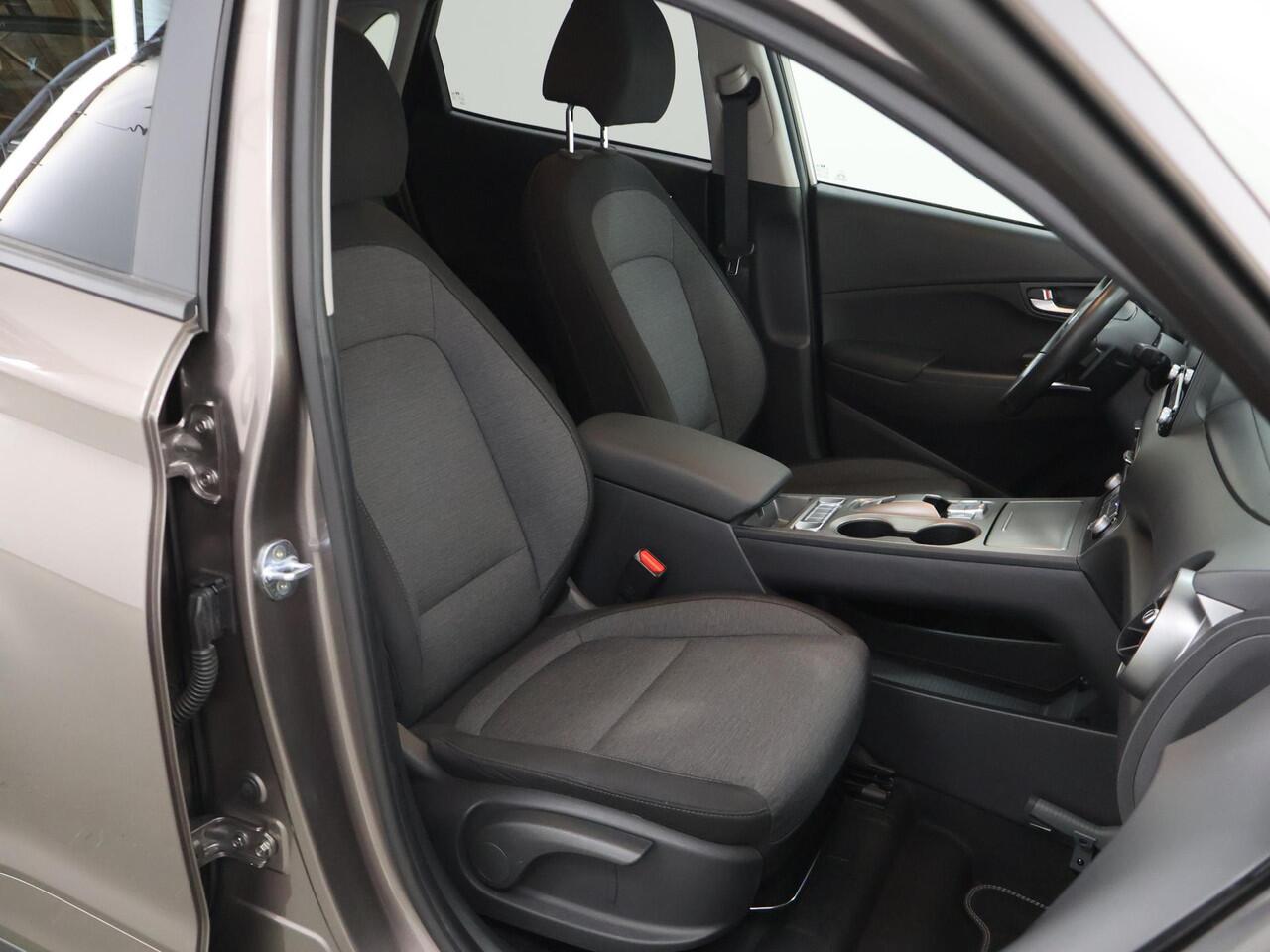 Hyundai Kona EV Fashion 39 kWh | SOH 98% | Cruise Control Adaptief | LED | Parkeercamera | DAB | Keyless Entry/Go | HUD | Warmtepomp | Dodehoekdetectie | Apple Carplay/Android Auto |