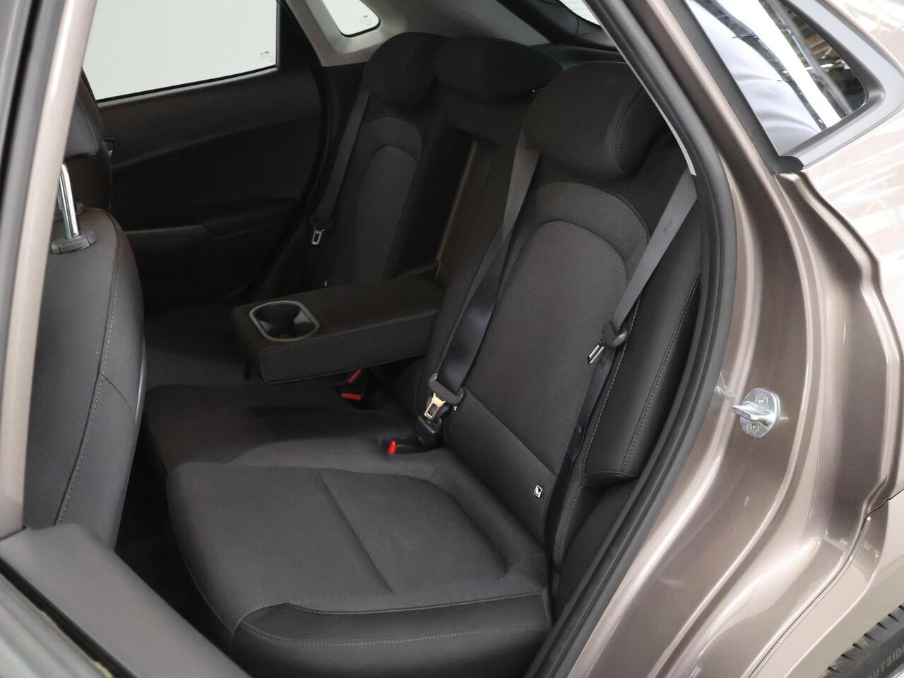 Hyundai Kona EV Fashion 39 kWh | SOH 98% | Cruise Control Adaptief | LED | Parkeercamera | DAB | Keyless Entry/Go | HUD | Warmtepomp | Dodehoekdetectie | Apple Carplay/Android Auto |