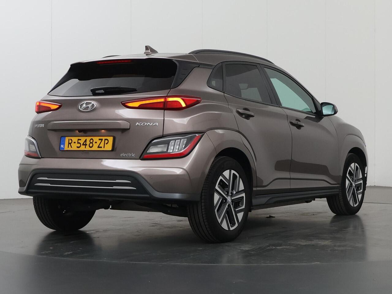 Hyundai Kona EV Fashion 39 kWh | SOH 98% | Cruise Control Adaptief | LED | Parkeercamera | DAB | Keyless Entry/Go | HUD | Warmtepomp | Dodehoekdetectie | Apple Carplay/Android Auto |