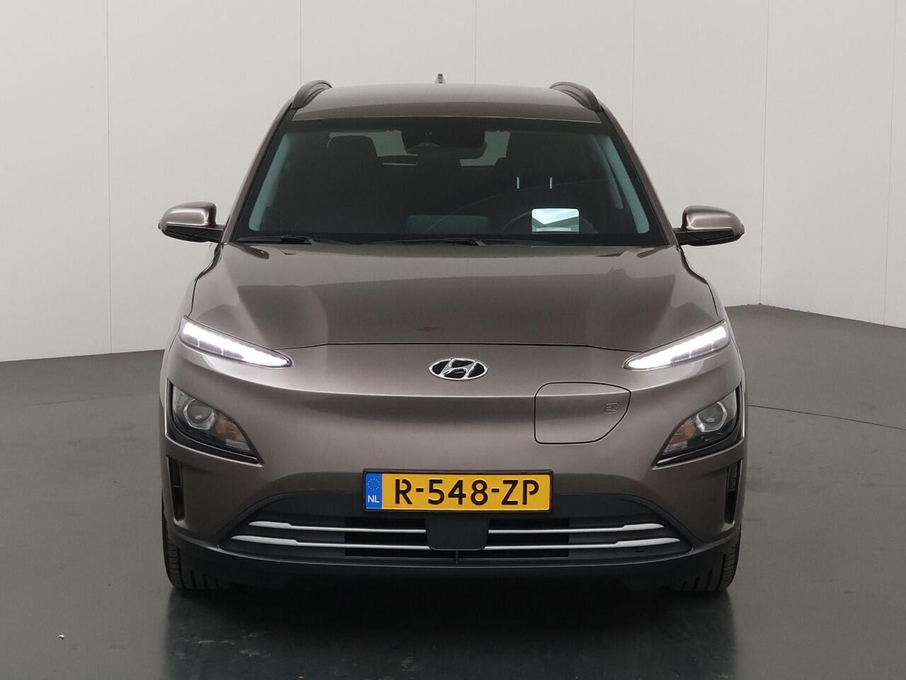 Hyundai Kona EV Fashion 39 kWh | SOH 98% | Cruise Control Adaptief | LED | Parkeercamera | DAB | Keyless Entry/Go | HUD | Warmtepomp | Dodehoekdetectie | Apple Carplay/Android Auto |