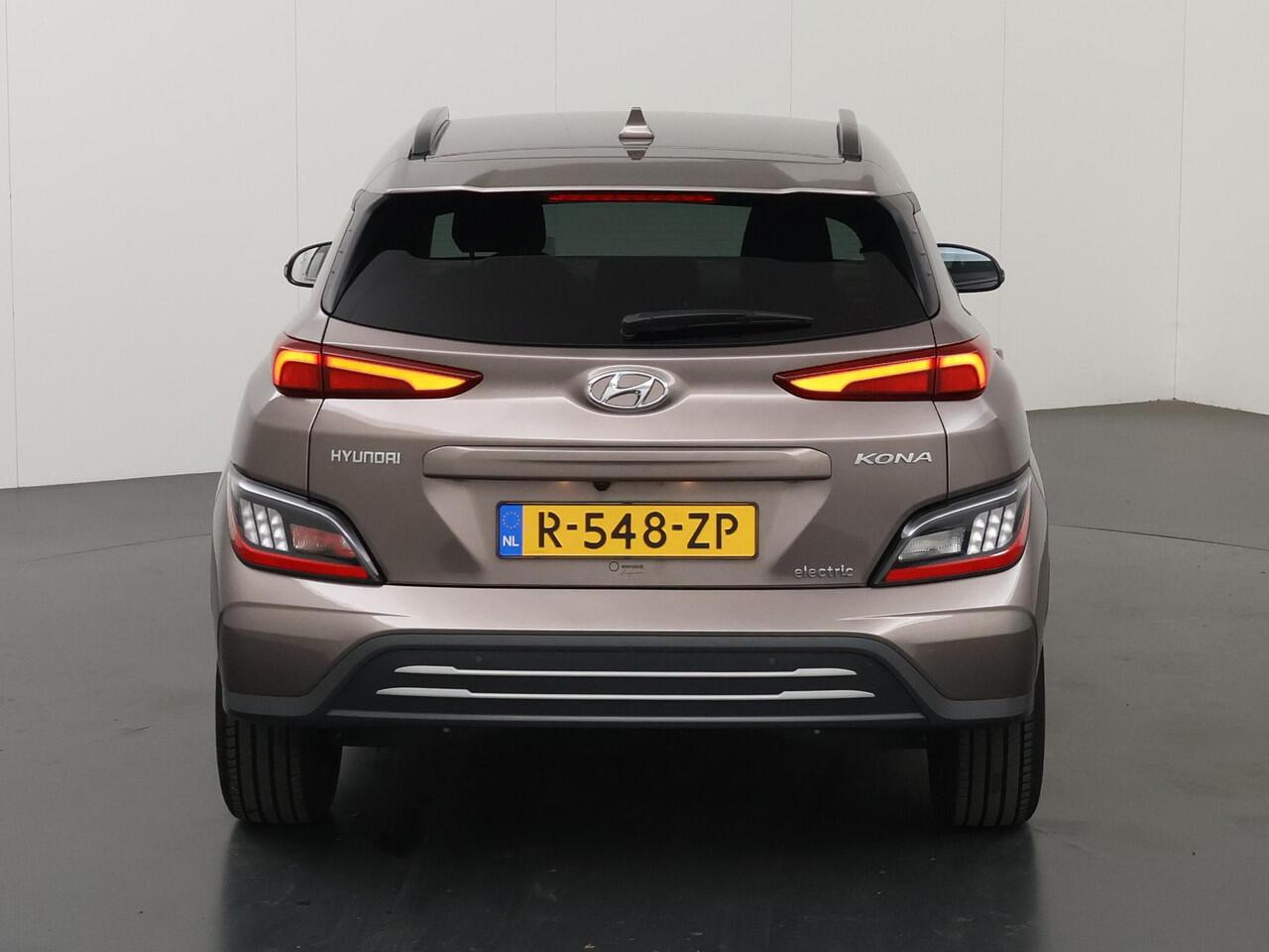 Hyundai Kona EV Fashion 39 kWh | SOH 98% | Cruise Control Adaptief | LED | Parkeercamera | DAB | Keyless Entry/Go | HUD | Warmtepomp | Dodehoekdetectie | Apple Carplay/Android Auto |