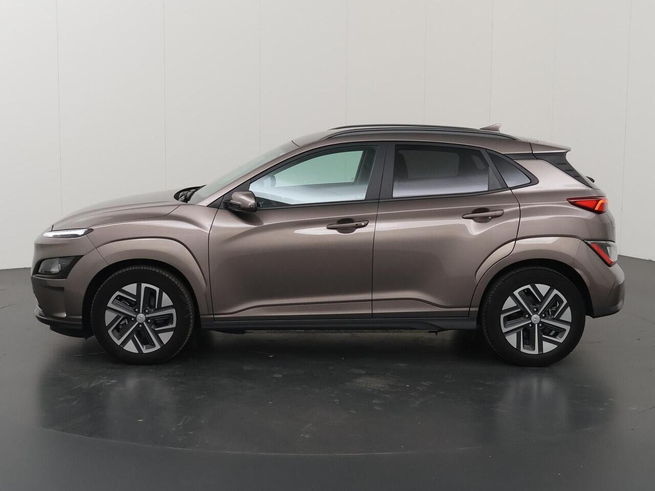 Hyundai Kona EV Fashion 39 kWh | SOH 98% | Cruise Control Adaptief | LED | Parkeercamera | DAB | Keyless Entry/Go | HUD | Warmtepomp | Dodehoekdetectie | Apple Carplay/Android Auto |