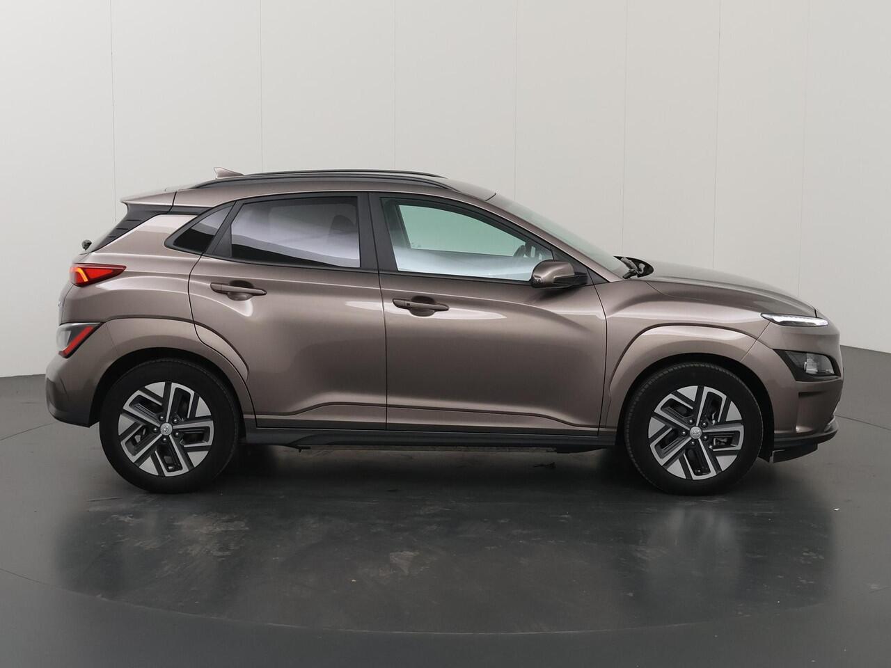 Hyundai Kona EV Fashion 39 kWh | SOH 98% | Cruise Control Adaptief | LED | Parkeercamera | DAB | Keyless Entry/Go | HUD | Warmtepomp | Dodehoekdetectie | Apple Carplay/Android Auto |