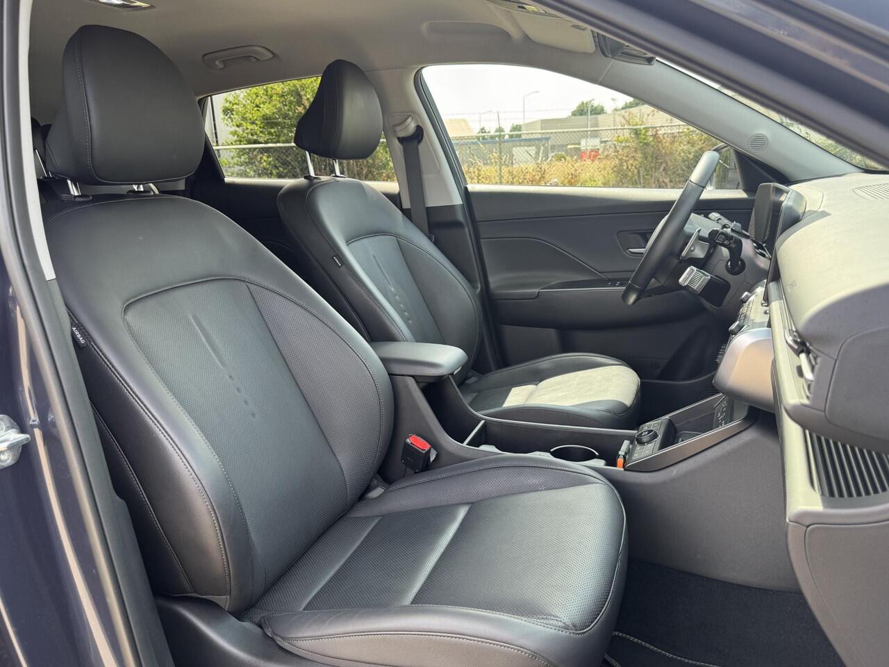 Hyundai Kona 1.6 GDI HEV Premium | Two-Tone Lakkleur | Stoelverwarming + -Ventilatie | 360° Camera | Leder | Navigatie | Apple Carplay/Android Auto | Geheugenstoel | Rijklaarprijs!