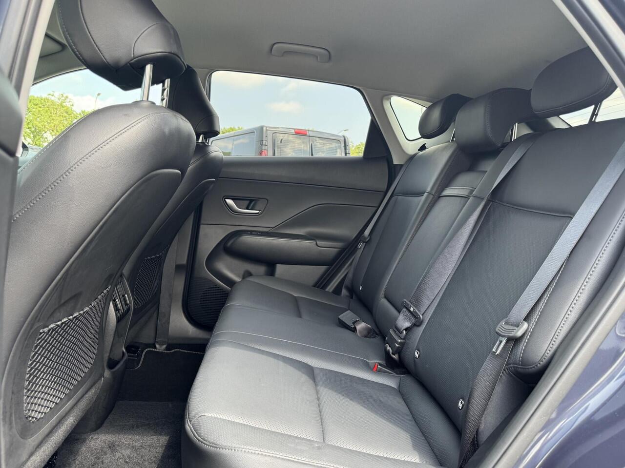 Hyundai Kona 1.6 GDI HEV Premium | Two-Tone Lakkleur | Stoelverwarming + -Ventilatie | 360° Camera | Leder | Navigatie | Apple Carplay/Android Auto | Geheugenstoel | Rijklaarprijs!