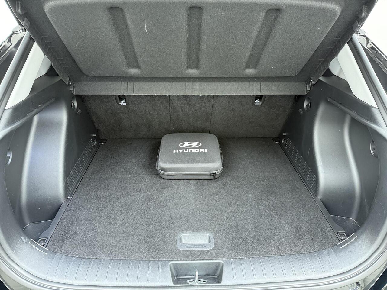 Hyundai Kona Elektro 160 kW Trend-Paket VAN: ¤33.900,- VOOR: ¤30.770,- UW EINDEJAARSVOORDEEL: ¤3.130 | 65,4 kwh | 3-Fase Lader | Dealeronderhouden | Fabrieksgarantie Hyundai tot 2029 | Stoel & Stuurverwarming | 360 camera | | Rijklaar Geleverd