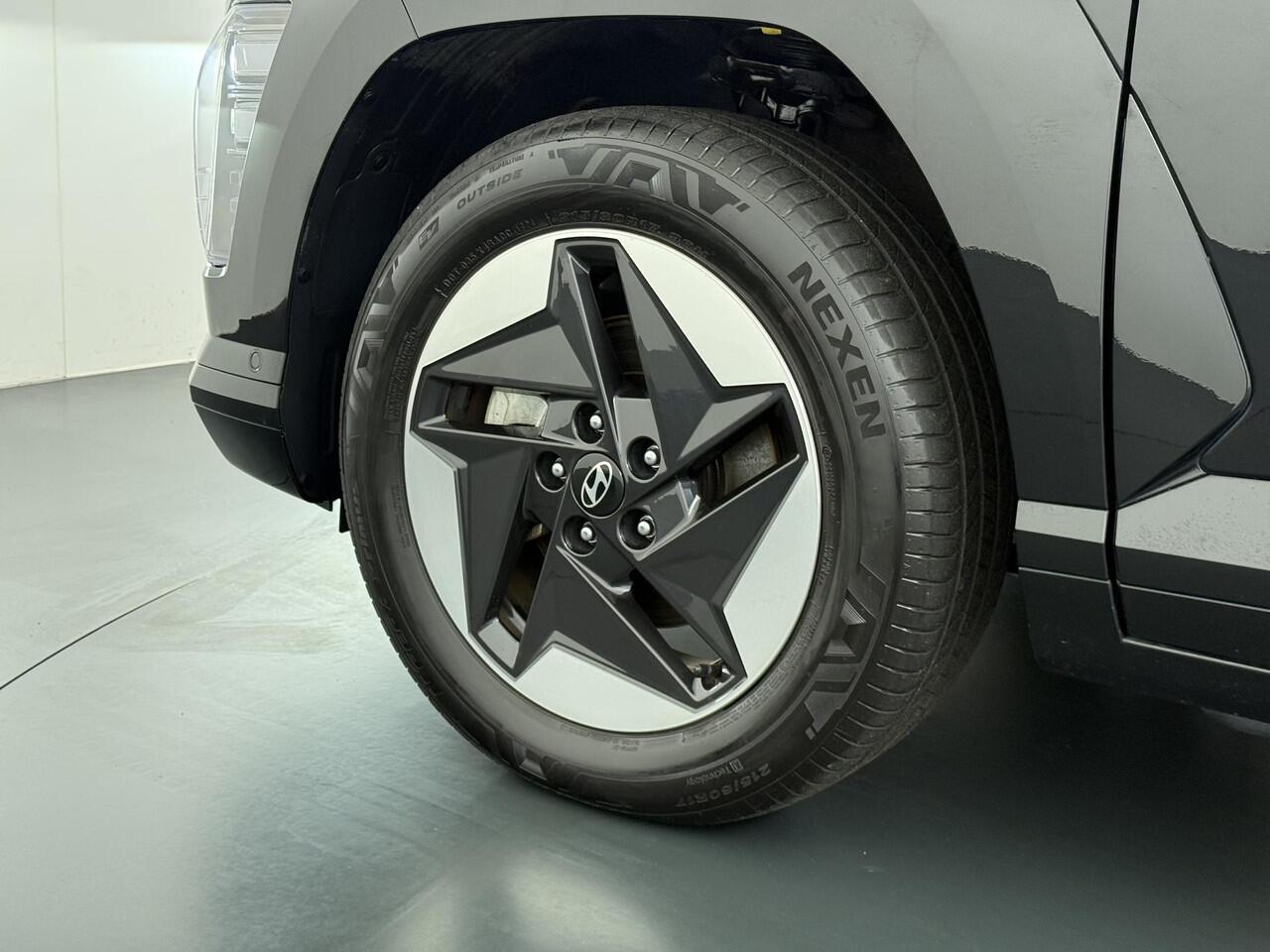 Hyundai Kona Elektro 160 kW Trend-Paket VAN: ¤33.900,- VOOR: ¤30.770,- UW EINDEJAARSVOORDEEL: ¤3.130 | 65,4 kwh | 3-Fase Lader | Dealeronderhouden | Fabrieksgarantie Hyundai tot 2029 | Stoel & Stuurverwarming | 360 camera | | Rijklaar Geleverd