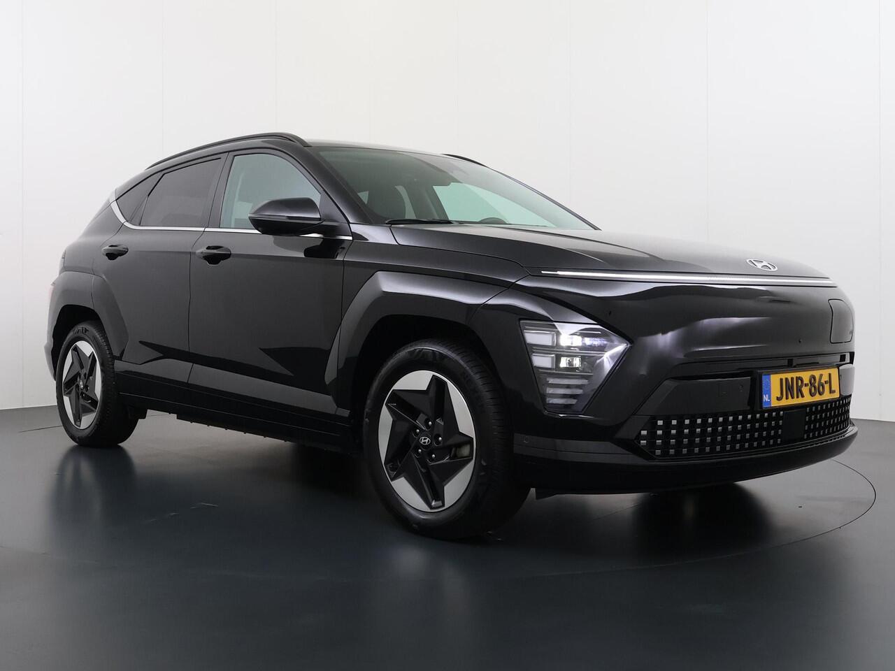 Hyundai Kona Elektro 160 kW Trend-Paket VAN: ¤33.900,- VOOR: ¤30.770,- UW EINDEJAARSVOORDEEL: ¤3.130 | 65,4 kwh | 3-Fase Lader | Dealeronderhouden | Fabrieksgarantie Hyundai tot 2029 | Stoel & Stuurverwarming | 360 camera | | Rijklaar Geleverd