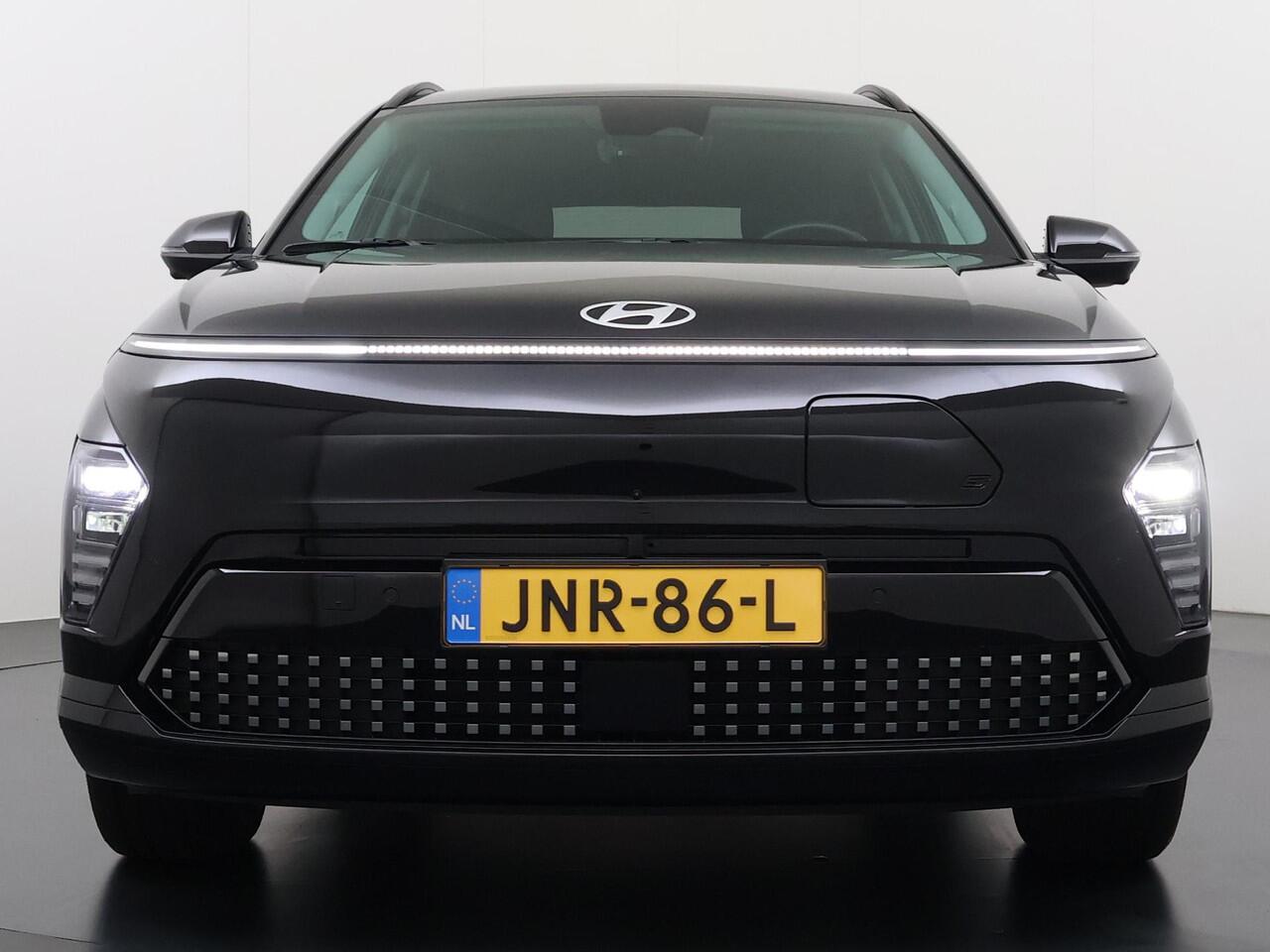 Hyundai Kona Elektro 160 kW Trend-Paket VAN: ¤33.900,- VOOR: ¤30.770,- UW EINDEJAARSVOORDEEL: ¤3.130 | 65,4 kwh | 3-Fase Lader | Dealeronderhouden | Fabrieksgarantie Hyundai tot 2029 | Stoel & Stuurverwarming | 360 camera | | Rijklaar Geleverd