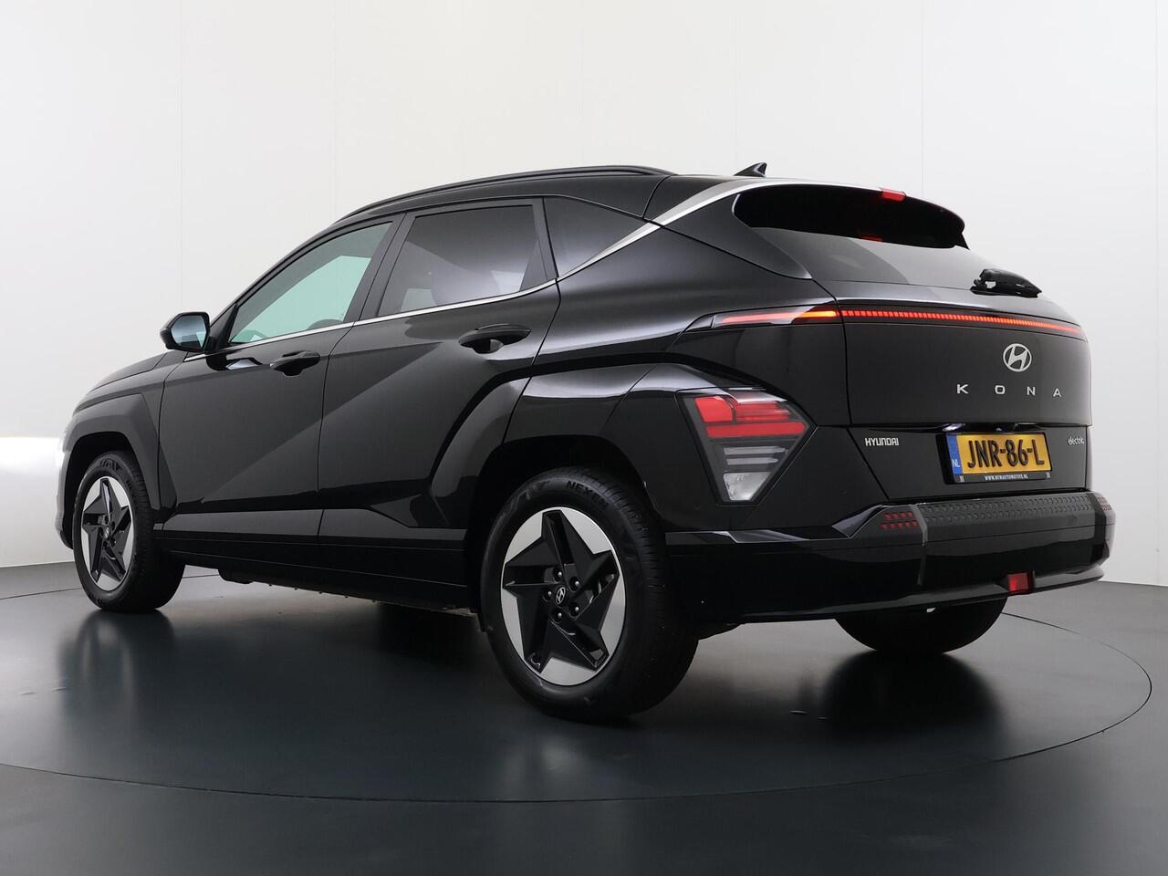 Hyundai Kona Elektro 160 kW Trend-Paket VAN: ¤33.900,- VOOR: ¤30.770,- UW EINDEJAARSVOORDEEL: ¤3.130 | 65,4 kwh | 3-Fase Lader | Dealeronderhouden | Fabrieksgarantie Hyundai tot 2029 | Stoel & Stuurverwarming | 360 camera | | Rijklaar Geleverd