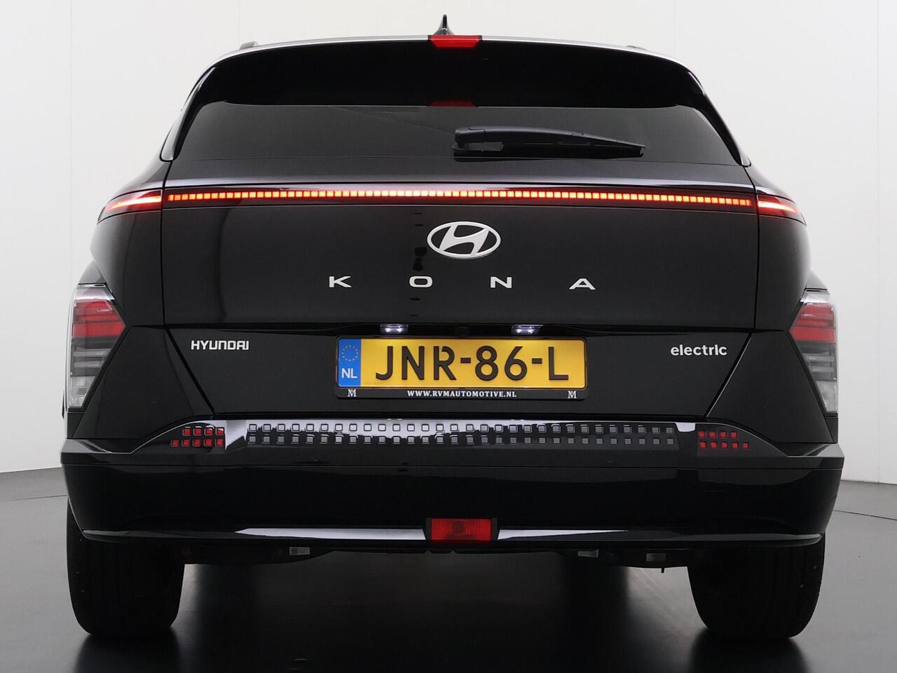 Hyundai Kona Elektro 160 kW Trend-Paket VAN: ¤33.900,- VOOR: ¤30.770,- UW EINDEJAARSVOORDEEL: ¤3.130 | 65,4 kwh | 3-Fase Lader | Dealeronderhouden | Fabrieksgarantie Hyundai tot 2029 | Stoel & Stuurverwarming | 360 camera | | Rijklaar Geleverd