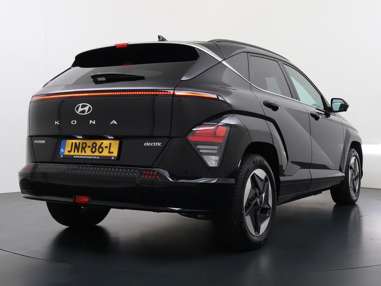 Hyundai Kona Elektro 160 kW Trend-Paket VAN: ¤33.900,- VOOR: ¤30.770,- UW EINDEJAARSVOORDEEL: ¤3.130 | 65,4 kwh | 3-Fase Lader | Dealeronderhouden | Fabrieksgarantie Hyundai tot 2029 | Stoel & Stuurverwarming | 360 camera | | Rijklaar Geleverd