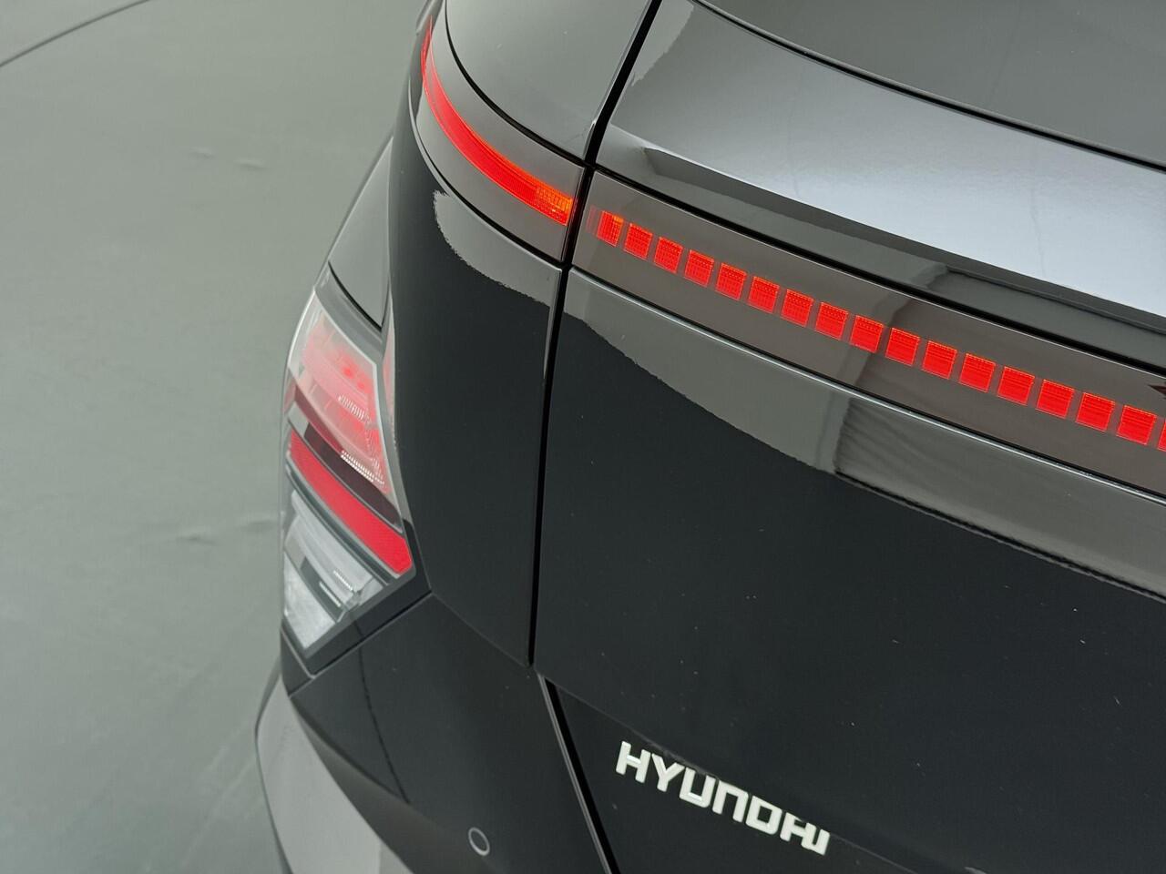 Hyundai Kona Elektro 160 kW Trend-Paket VAN: ¤33.900,- VOOR: ¤30.770,- UW EINDEJAARSVOORDEEL: ¤3.130 | 65,4 kwh | 3-Fase Lader | Dealeronderhouden | Fabrieksgarantie Hyundai tot 2029 | Stoel & Stuurverwarming | 360 camera | | Rijklaar Geleverd