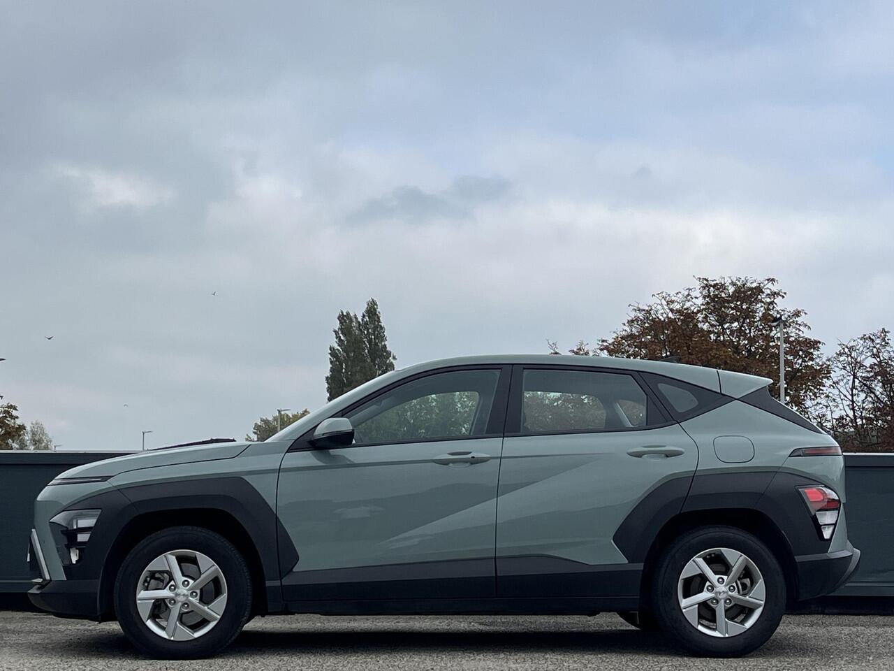 Hyundai Kona 1.6 GDI HEV Comfort | Achteruitrijcamera | Keyless entry | Navigatiesysteem | Parkeersensoren voor en achter | Fabrieksgarantie 02-2029 |