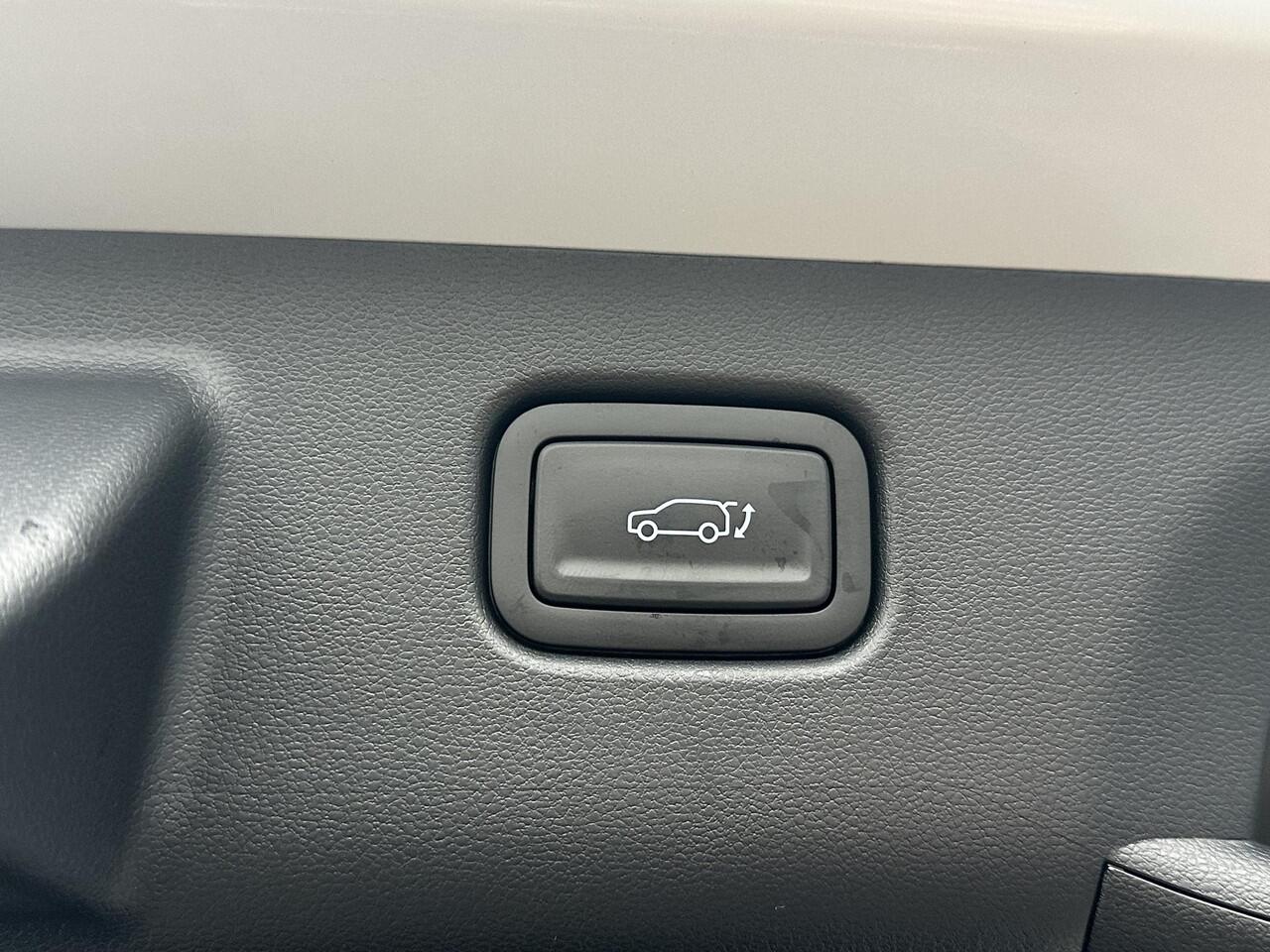 Hyundai Kona 1.6 GDI HEV Premium Sky VAN: 44.300,- VOOR: 35.877,- UW EINDEJAARSVOORDEEL: 8.413,- euro NIEUWE AUTO MET REGISTRATIE | VOLLE AUTO!