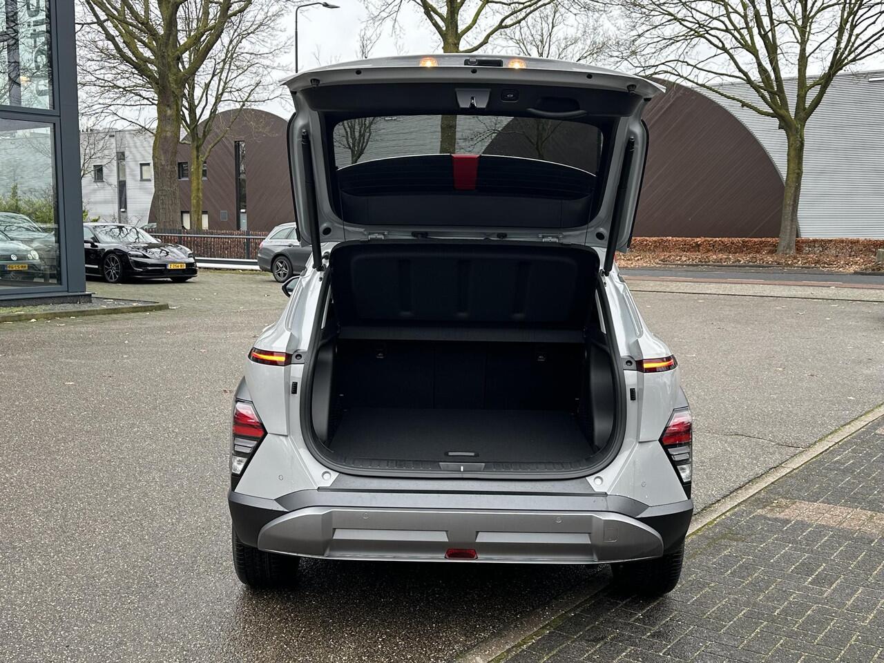 Hyundai Kona 1.6 GDI HEV Premium Sky VAN: 44.300,- VOOR: 35.877,- UW EINDEJAARSVOORDEEL: 8.413,- euro NIEUWE AUTO MET REGISTRATIE | VOLLE AUTO!