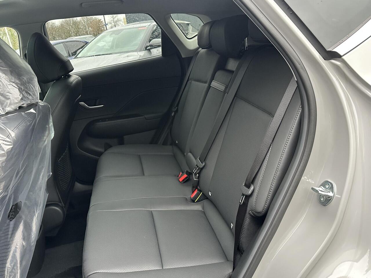 Hyundai Kona 1.6 GDI HEV Premium Sky VAN: 44.300,- VOOR: 35.877,- UW EINDEJAARSVOORDEEL: 8.413,- euro NIEUWE AUTO MET REGISTRATIE | VOLLE AUTO!