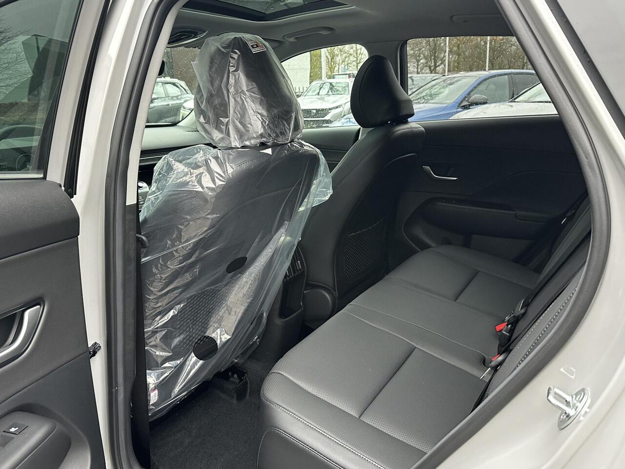 Hyundai Kona 1.6 GDI HEV Premium Sky VAN: 44.300,- VOOR: 35.877,- UW EINDEJAARSVOORDEEL: 8.413,- euro NIEUWE AUTO MET REGISTRATIE | VOLLE AUTO!