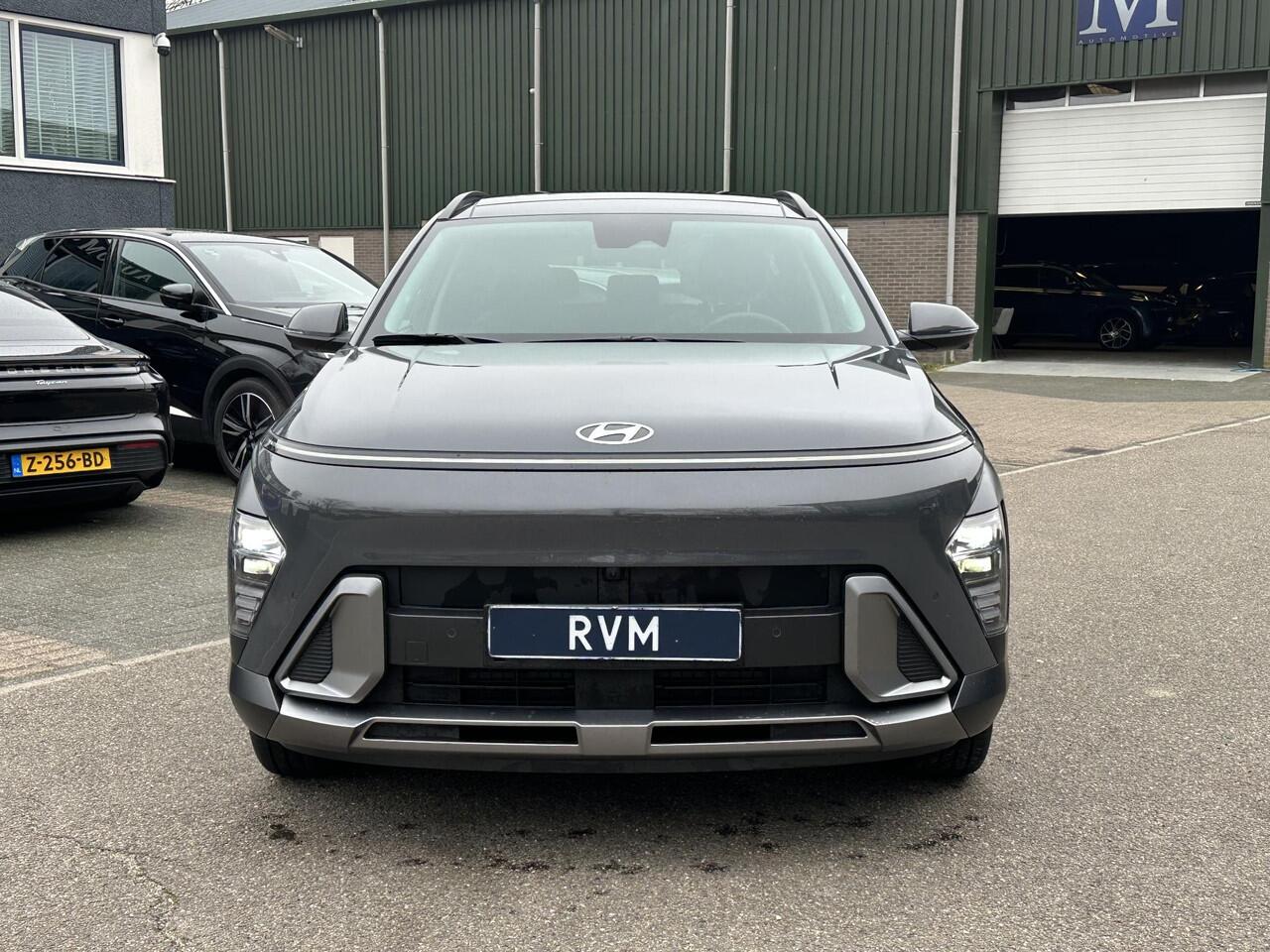 Hyundai Kona 1.6 GDI HEV Premium Sky VAN: 44.300,- VOOR: 35.877,- UW EINDEJAARSVOORDEEL: 8.413,- euro FULL HYBRID | NIEUWE AUTO MET REGISTRATIE | VOLLE AUTO! | FABR GARANTIE T/M 12-2029