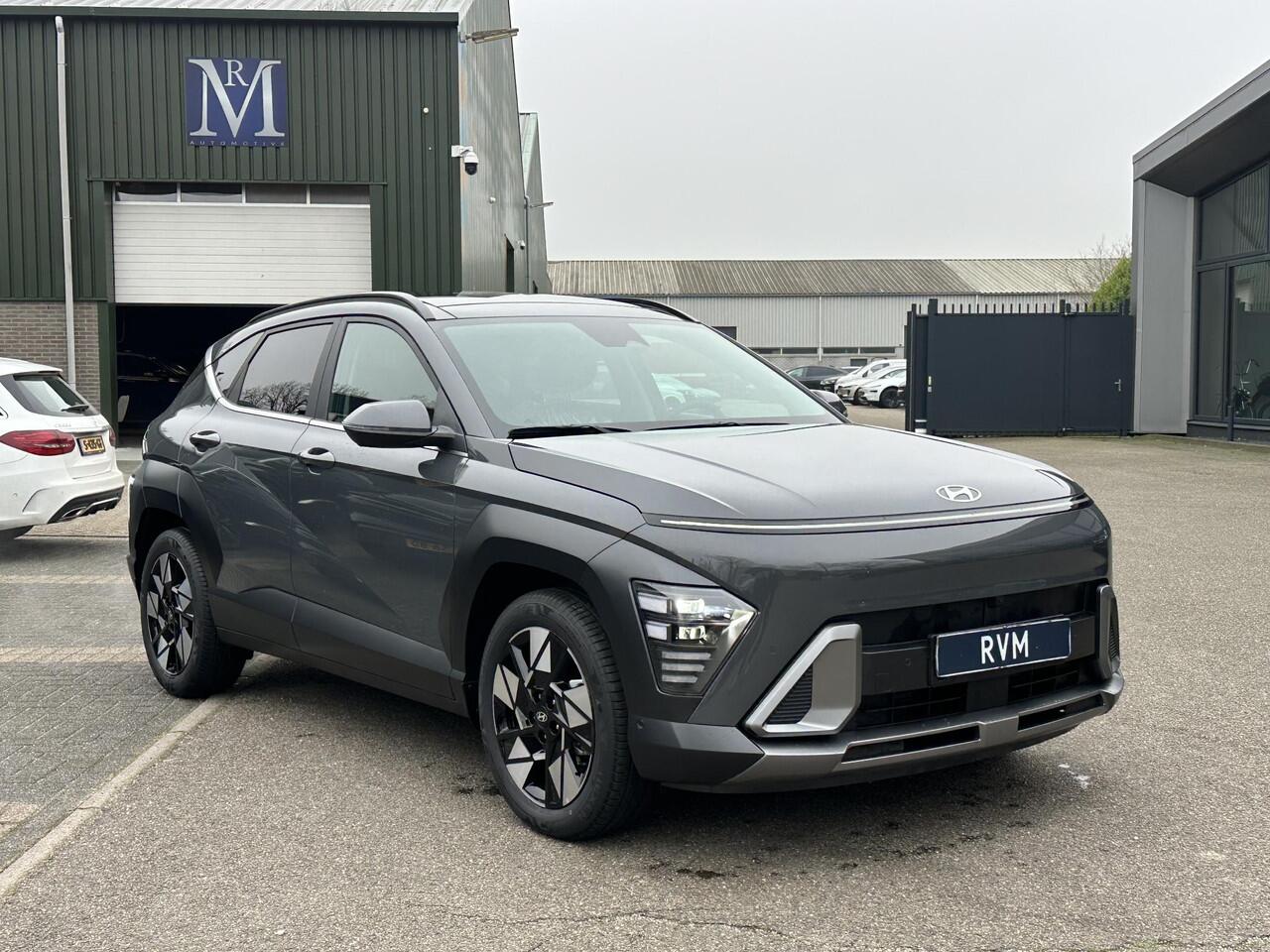 Hyundai Kona 1.6 GDI HEV Premium Sky VAN: 44.300,- VOOR: 35.877,- UW EINDEJAARSVOORDEEL: 8.413,- euro FULL HYBRID | NIEUWE AUTO MET REGISTRATIE | VOLLE AUTO! | FABR GARANTIE T/M 12-2029