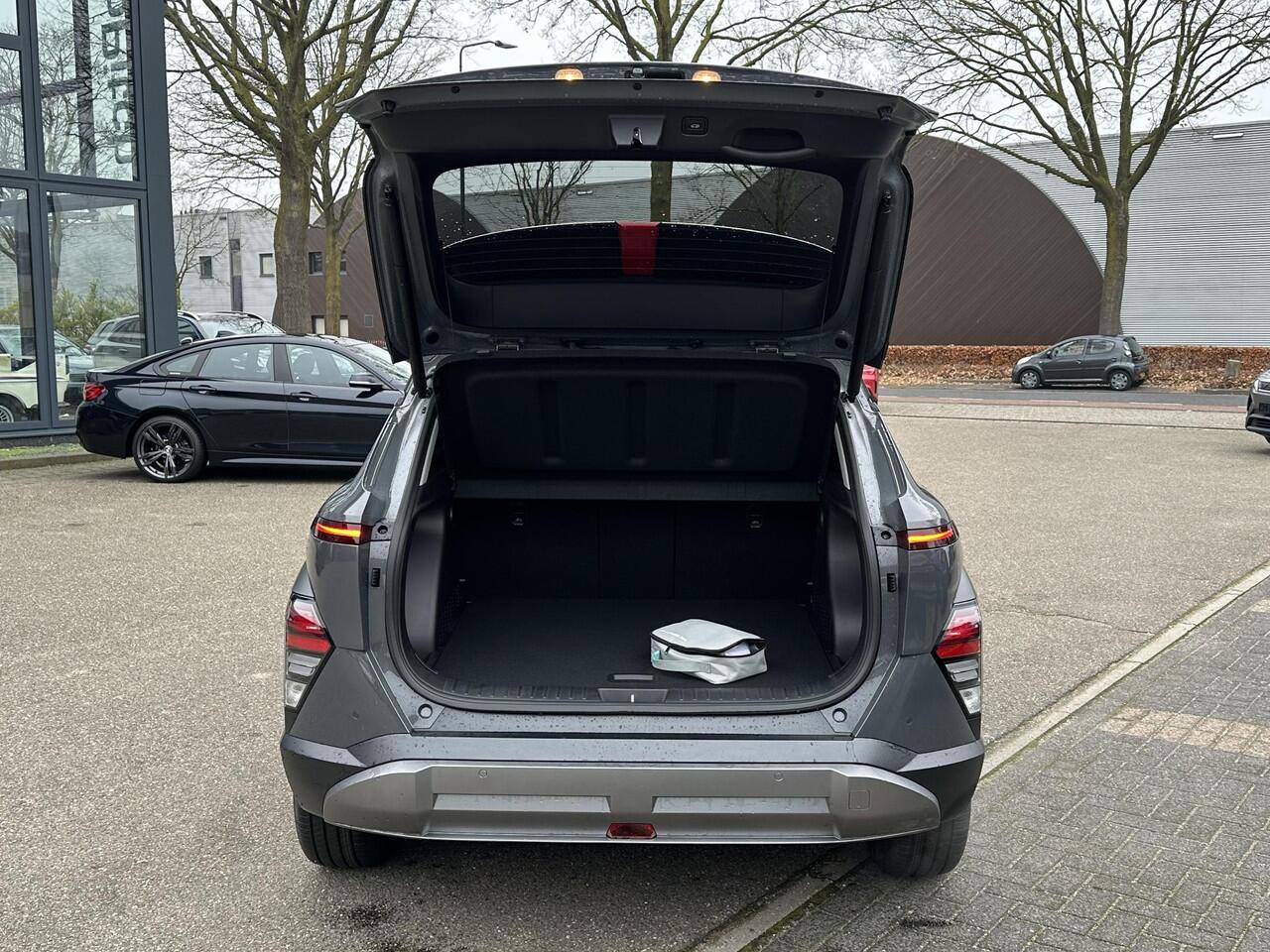 Hyundai Kona 1.6 GDI HEV Premium Sky VAN: 44.300,- VOOR: 35.877,- UW EINDEJAARSVOORDEEL: 8.413,- euro FULL HYBRID | NIEUWE AUTO MET REGISTRATIE | VOLLE AUTO! | FABR GARANTIE T/M 12-2029