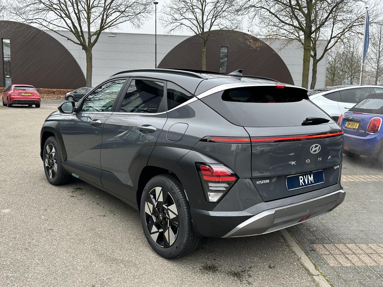 Hyundai Kona 1.6 GDI HEV Premium Sky VAN: 44.300,- VOOR: 35.877,- UW EINDEJAARSVOORDEEL: 8.413,- euro FULL HYBRID | NIEUWE AUTO MET REGISTRATIE | VOLLE AUTO! | FABR GARANTIE T/M 12-2029