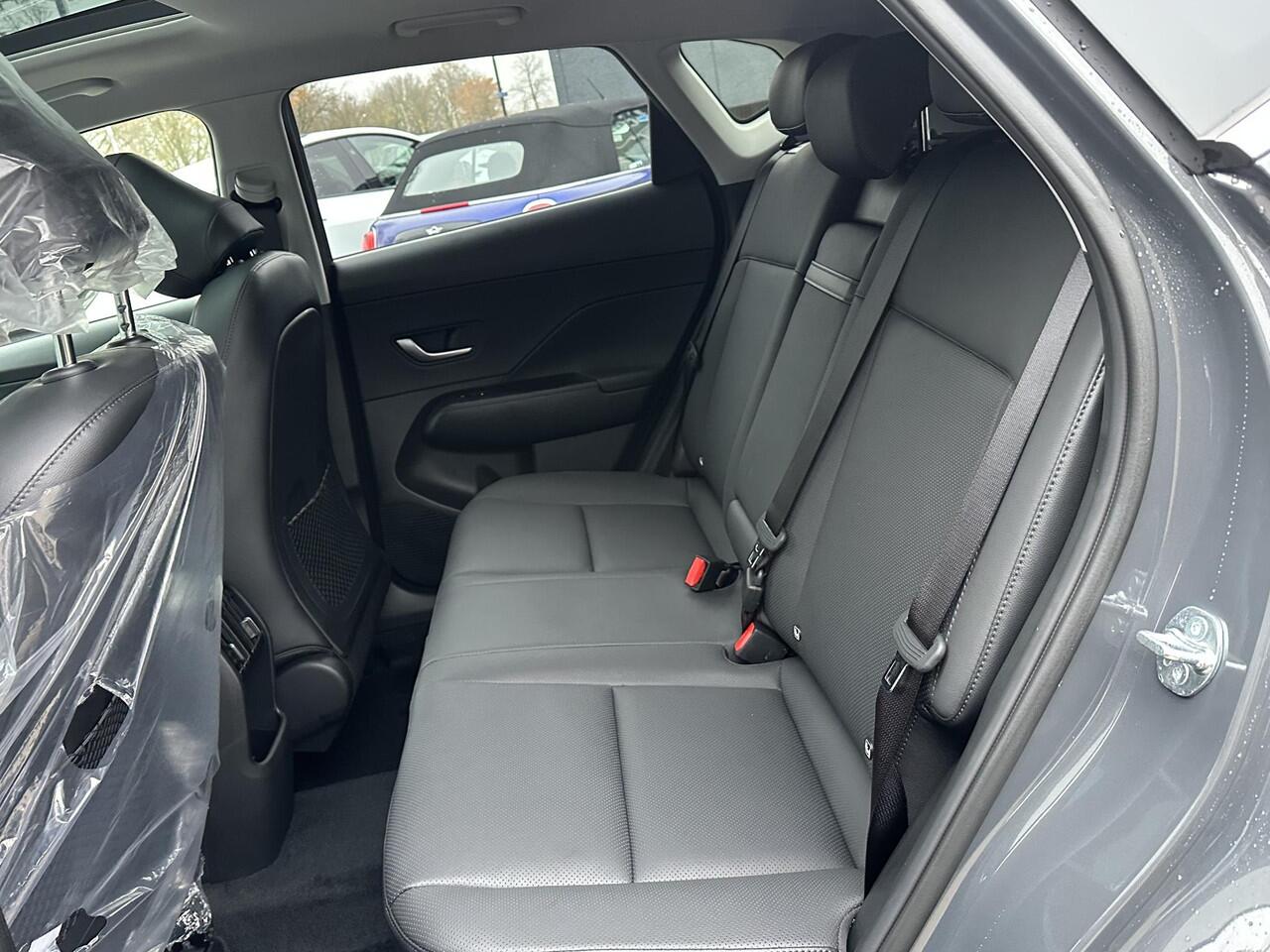 Hyundai Kona 1.6 GDI HEV Premium Sky VAN: 44.300,- VOOR: 35.877,- UW EINDEJAARSVOORDEEL: 8.413,- euro FULL HYBRID | NIEUWE AUTO MET REGISTRATIE | VOLLE AUTO! | FABR GARANTIE T/M 12-2029