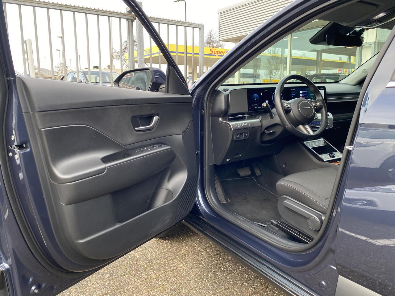 Hyundai Kona 1.6 GDI HEV Comfort Smart / Automaat / NL-Auto / 1e-Eigenaar / 18.000 Km / Fabrieksgarantie / Keyless / Digitaal Dashboard / LED / DAB / Apple-Carplay&Android-Auto / Navi / Camera / Stuur+Stoelverwarming / Adaptieve Cruise-Control / Lane-Assist / E-Achter