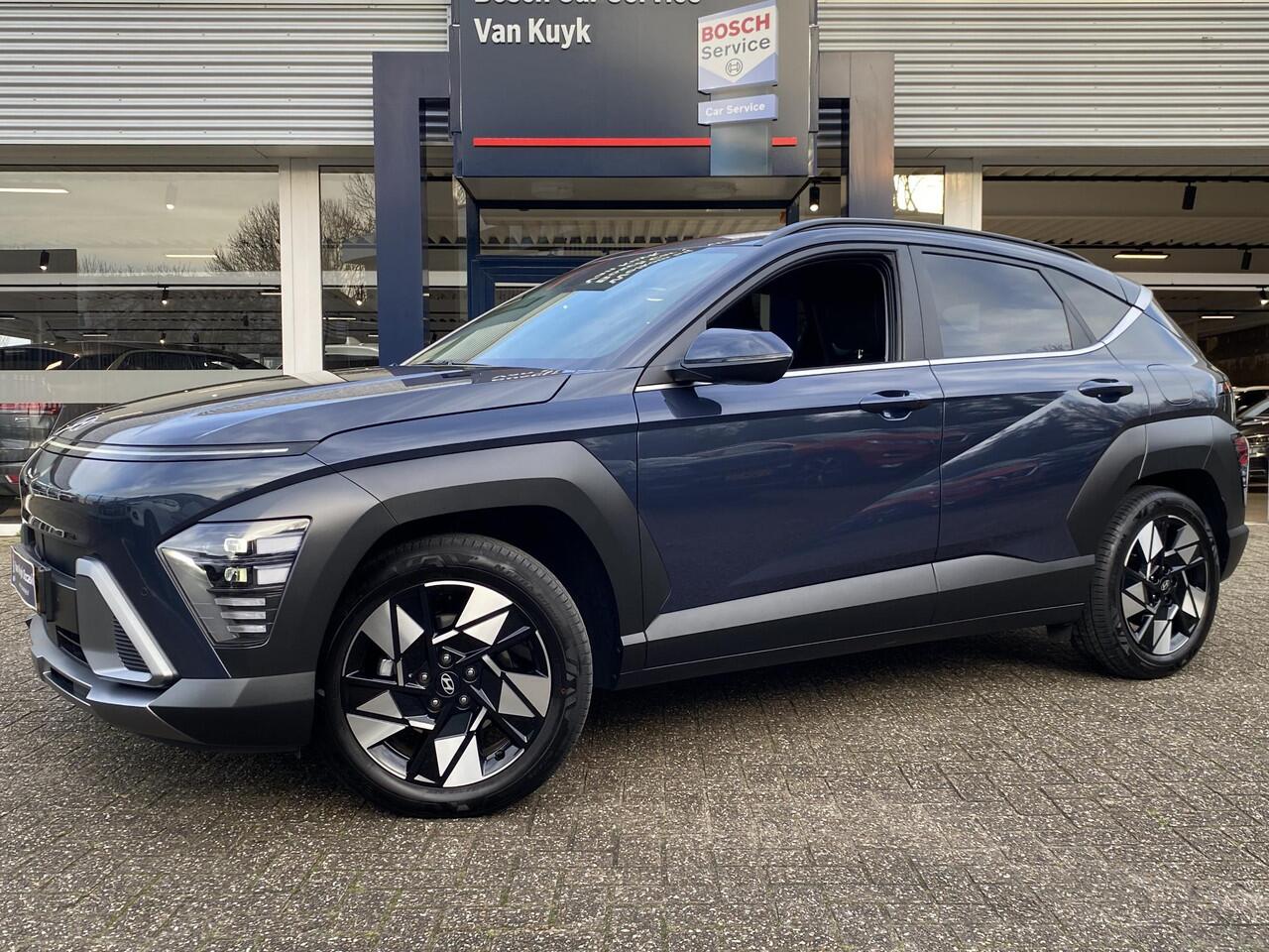Hyundai Kona 1.6 GDI HEV Comfort Smart / Automaat / NL-Auto / 1e-Eigenaar / 18.000 Km / Fabrieksgarantie / Keyless / Digitaal Dashboard / LED / DAB / Apple-Carplay&Android-Auto / Navi / Camera / Stuur+Stoelverwarming / Adaptieve Cruise-Control / Lane-Assist / E-Achter