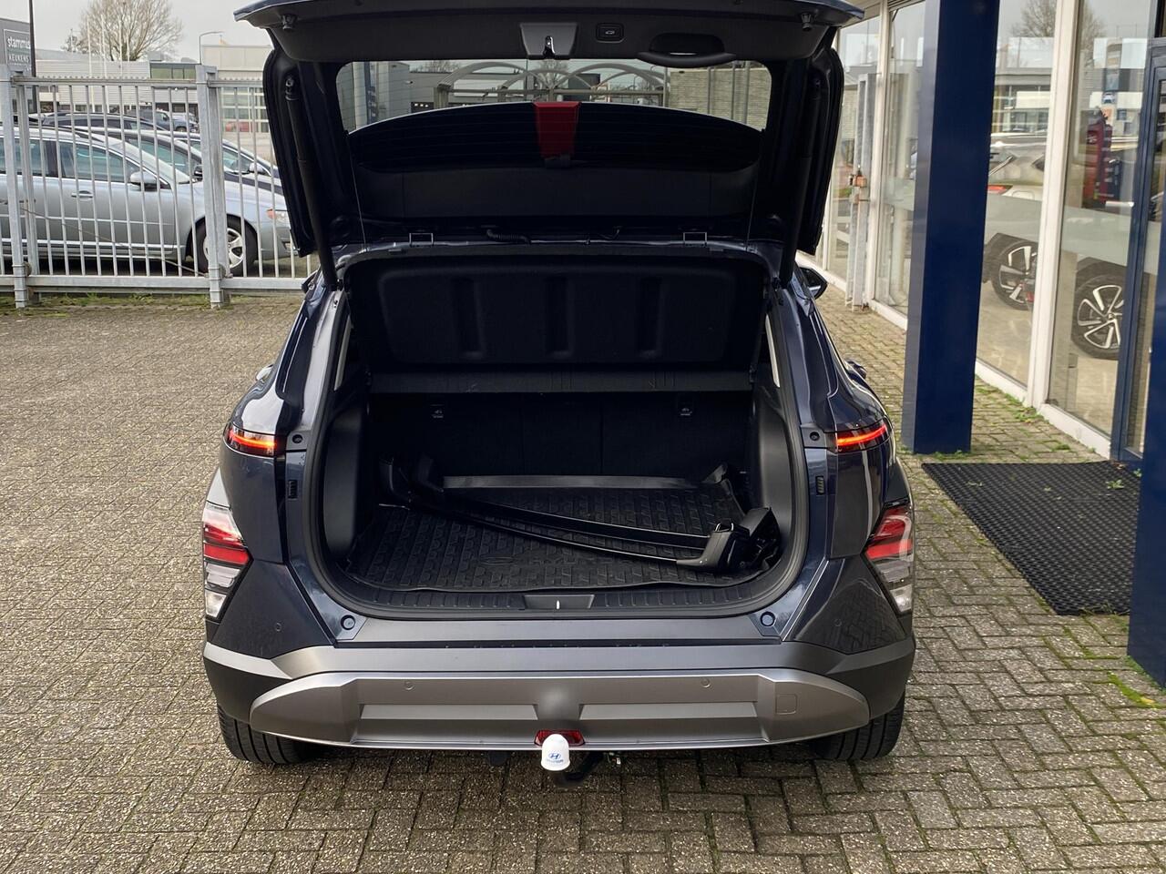 Hyundai Kona 1.6 GDI HEV Comfort Smart / Automaat / NL-Auto / 1e-Eigenaar / 18.000 Km / Fabrieksgarantie / Keyless / Digitaal Dashboard / LED / DAB / Apple-Carplay&Android-Auto / Navi / Camera / Stuur+Stoelverwarming / Adaptieve Cruise-Control / Lane-Assist / E-Achter