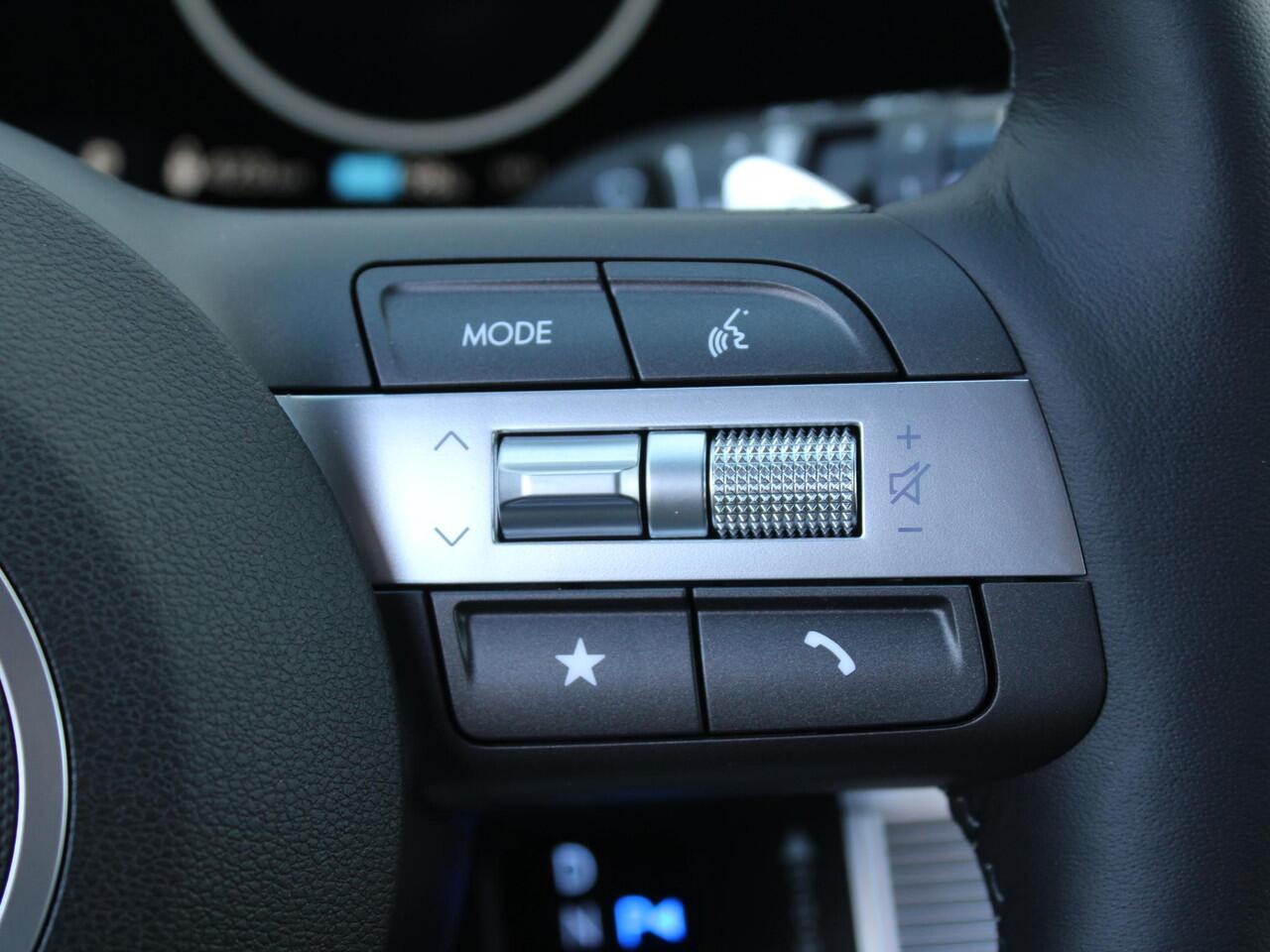 Hyundai Kona Electric Premium 65.4 kWh / Lederen Bekleding / Bose / Stoelverwarming & Ventilatie / Navigatie + Apple Carplay/Android Auto / 360* Camera /